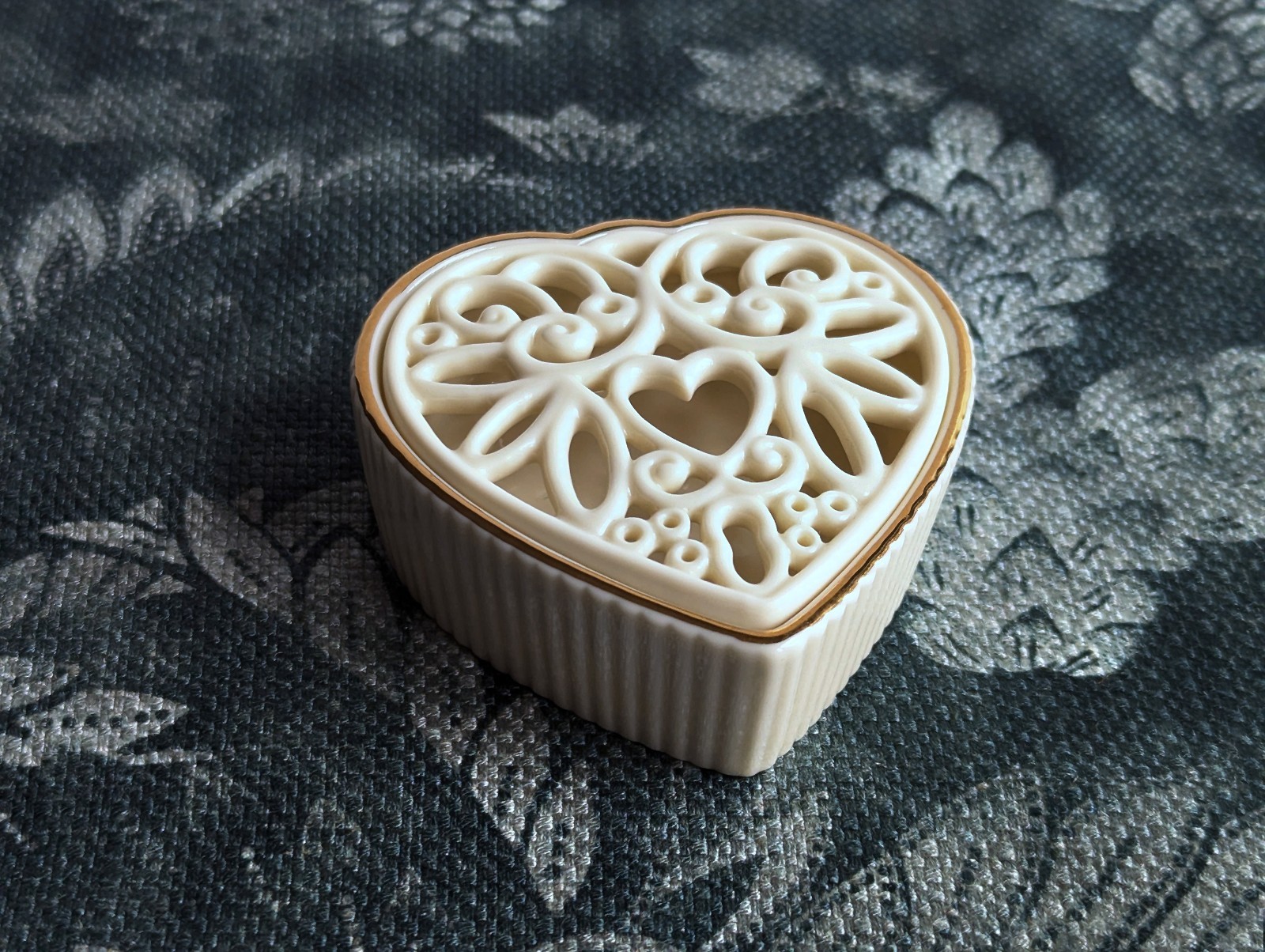 Lenox Porcelain Heart Keepsake Box Filigree Pattern Top Ribbed Sides Excel Cond
