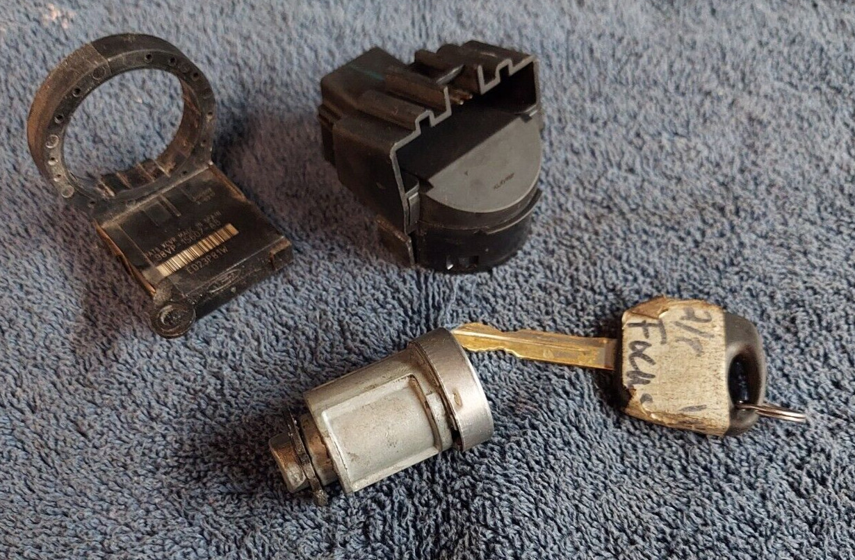 2002 Ford Focus SE Ignition Switch Tumbler Lock Transponder Key 98VP-15607-AB