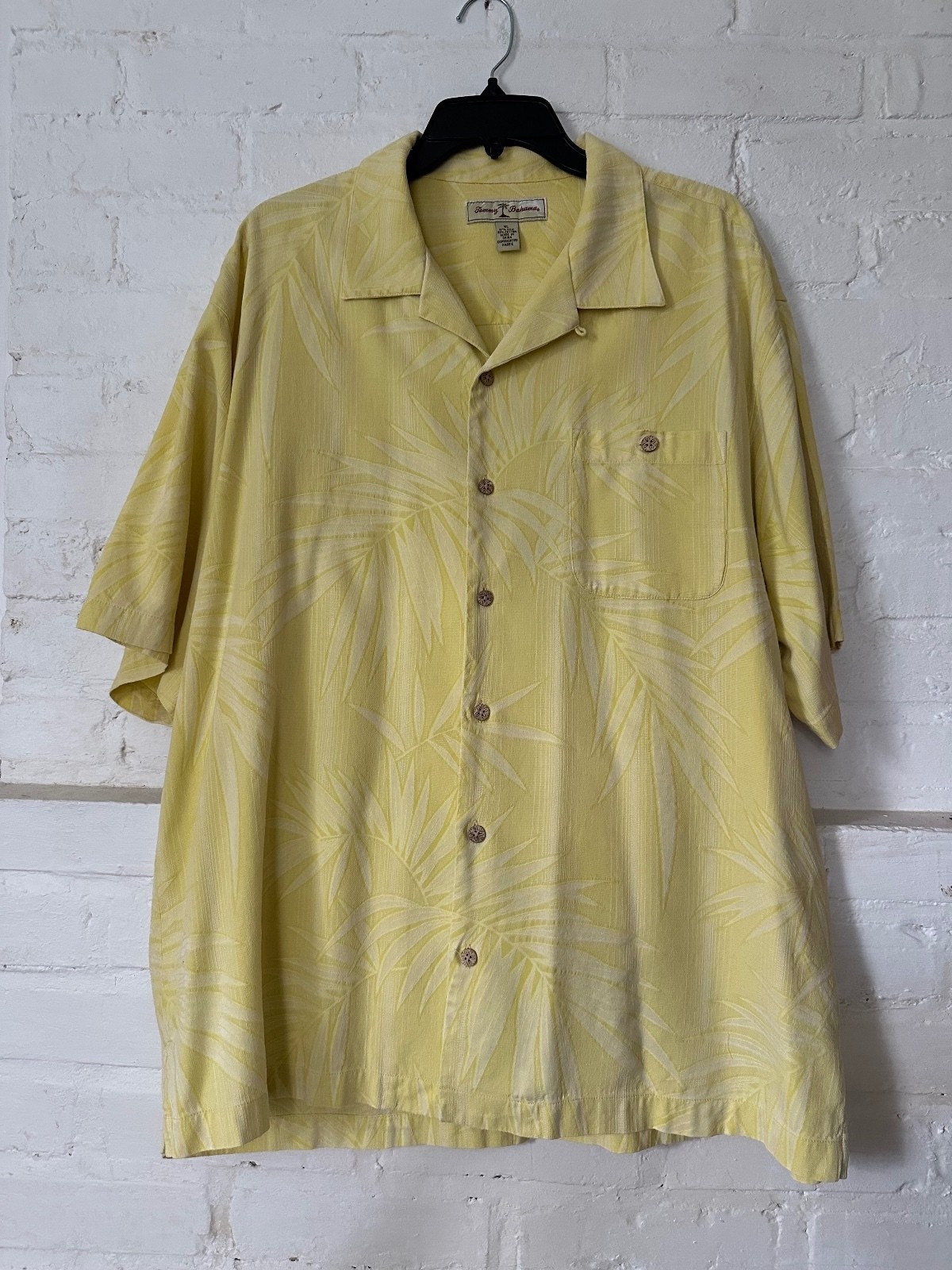 Tommy Bahama Yellow Jacquard Tropical Short Sleeve Button Front Shirt XL Silk Tommy Bahama Yellow Jacquard Tropical Short Sleeve Button Front Shirt XL Silk