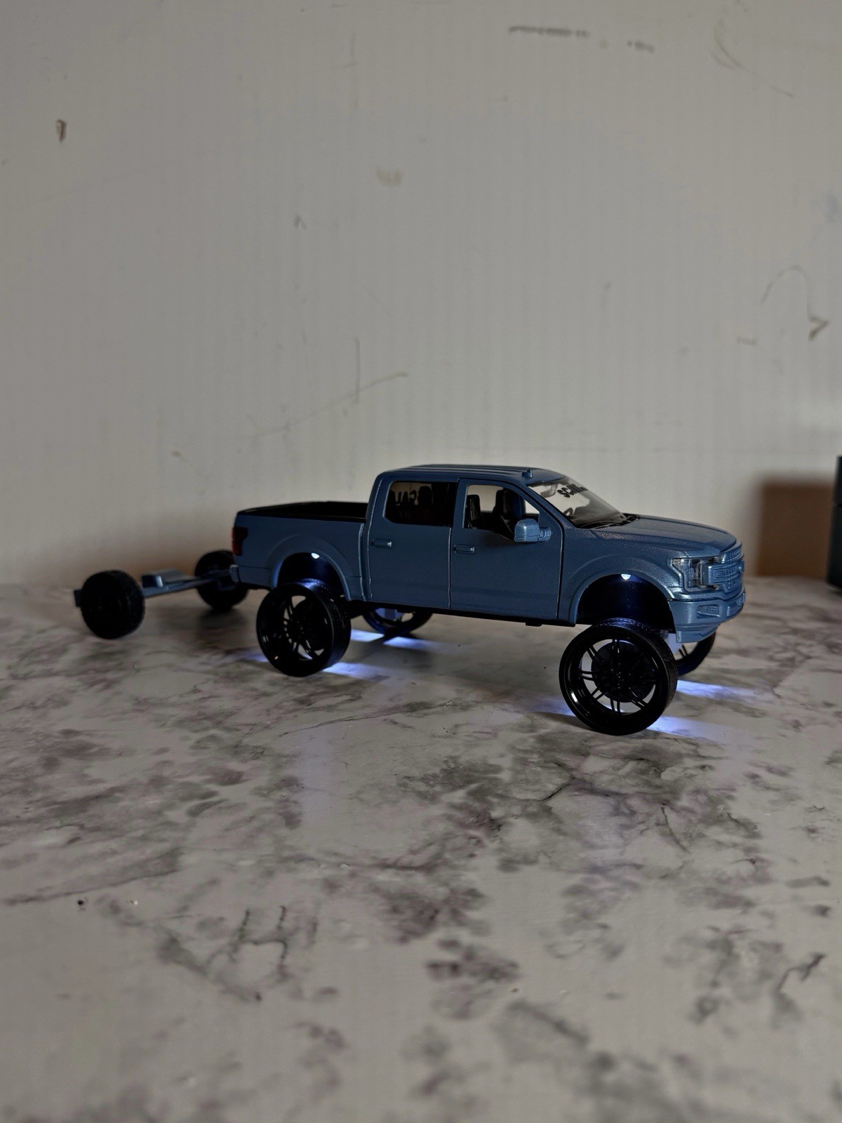 Custom Lifted Motormax 1/24 2019 FORD F-150 LIMITED CREW CAB With Rock Lights.