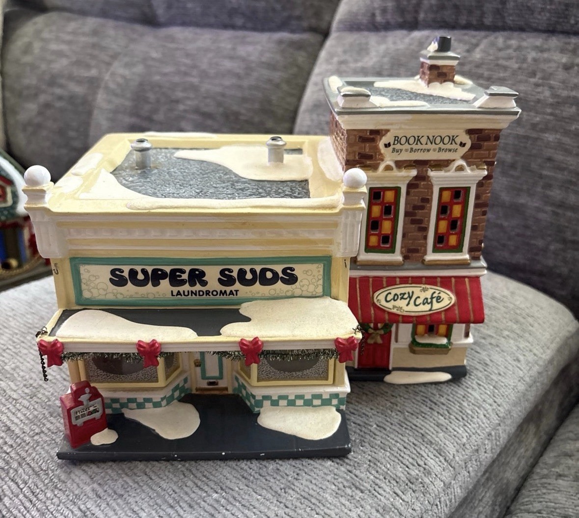 Department 56 Snow Village Super Suds Laundromat (1999) No Cord (READ) Department 56 Snow Village Super Suds Laundromat (1999) No Cord (READ)