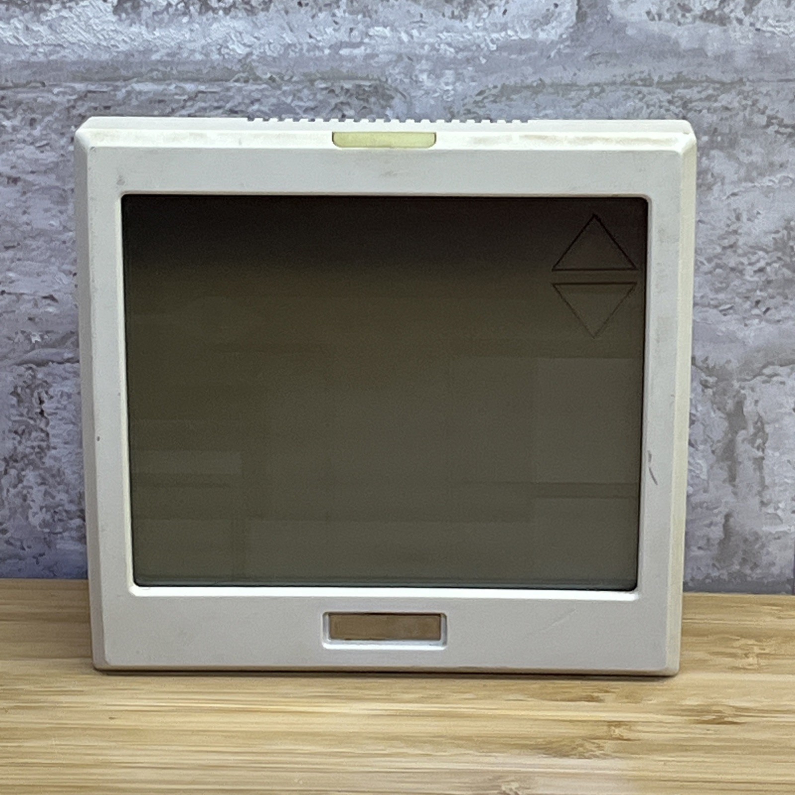 T905  PRO1 IAQ 1H/1C 7 Day Programmable Thermostat Touchscreen 