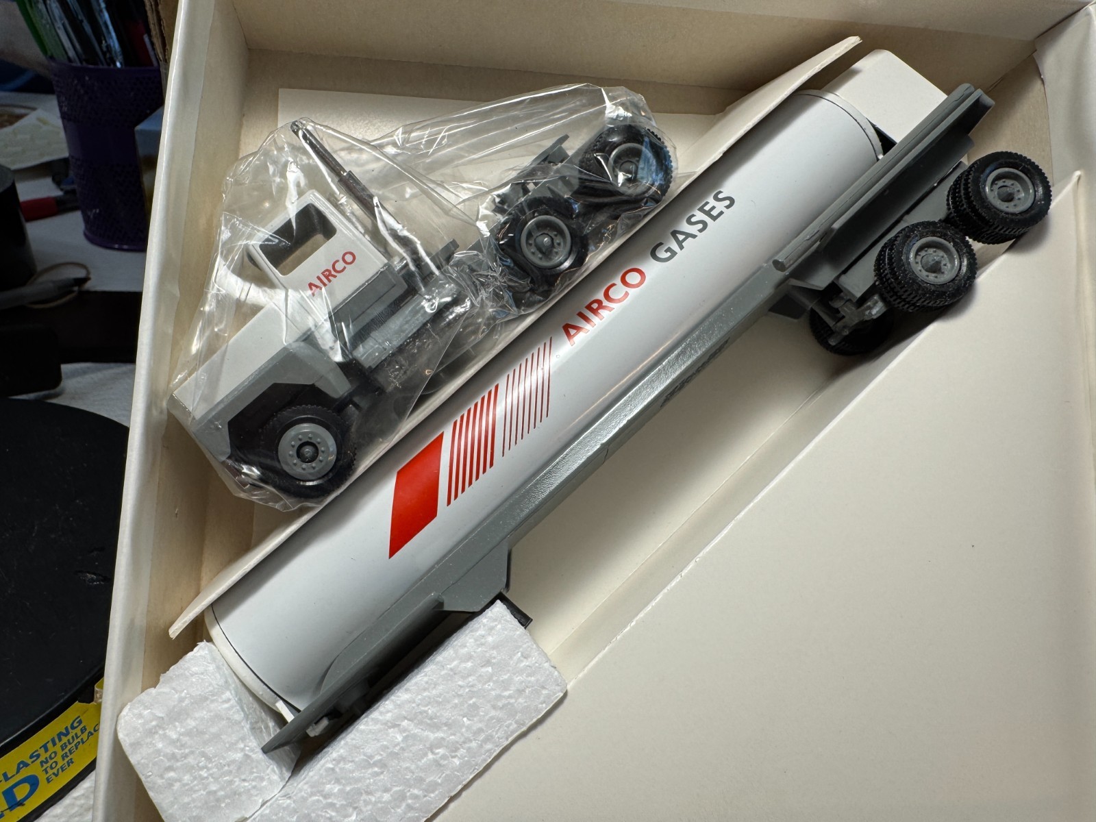 WORK WELL WITH O OR S GAUGE-WINROSS DIECAST -AIRCO GASES TANKER-NEW💥 T1680