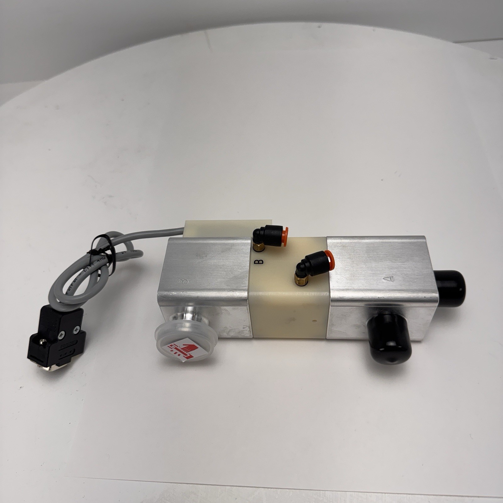 VAT 91-Series DN-16 91024-XA24-AAN1 Vacuum 3/2 Valve Fluorine Isolation Untested VAT 91-Series DN-16 91024-XA24-AAN1 Vacuum 3/2 Valve Fluorine Isolation Untested