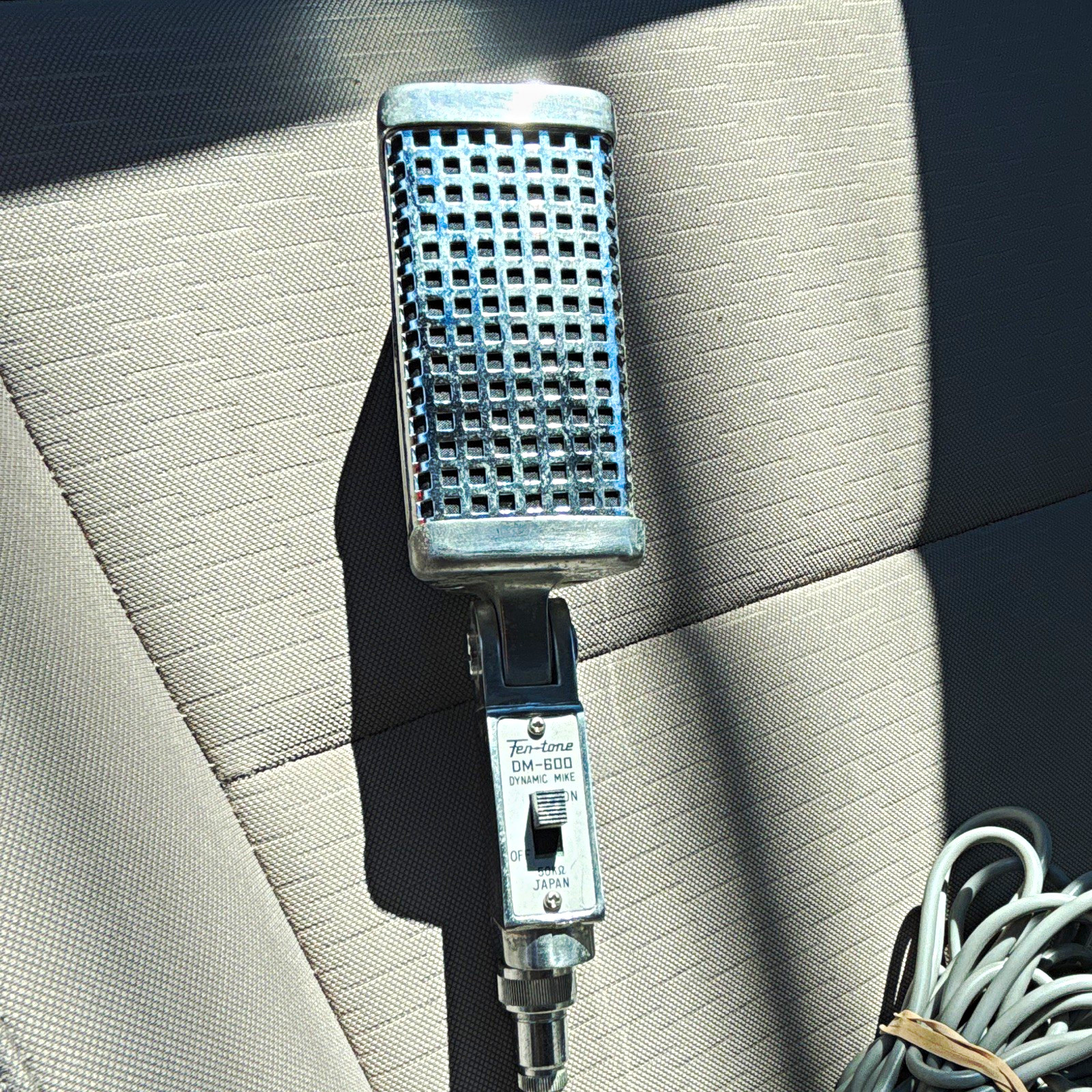 Ten-tone DM-600 Wired Dynamic Handheld Microphone, On/Off Switch, Silver