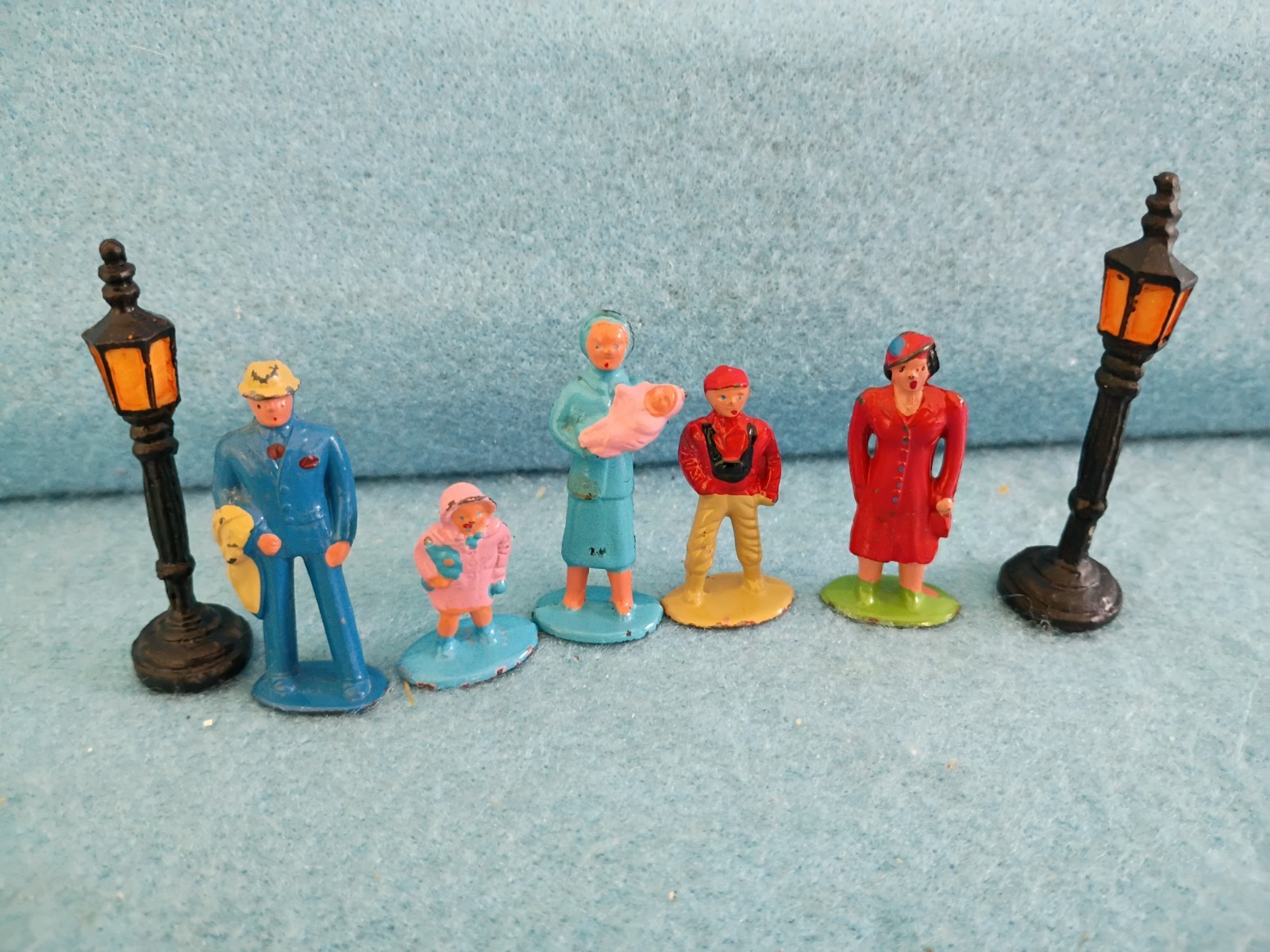 Lot 5 Lead Figures Barclay/Manoil Railroad Little People & 2 Lamp Post Vintage 