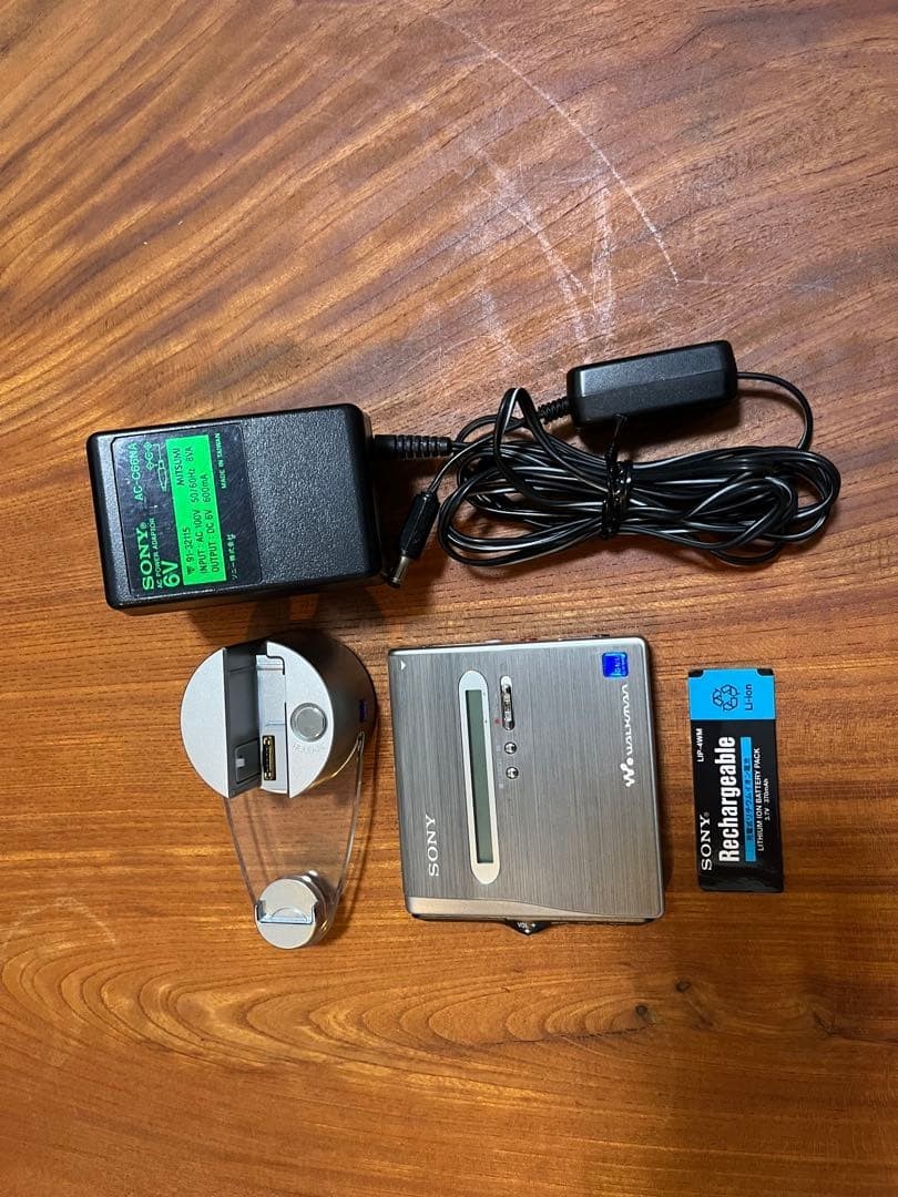Sony MZ-NH1 Hi-MD Walkman Recorder Silver Tested w/ Cradle Adapter Battery Dead