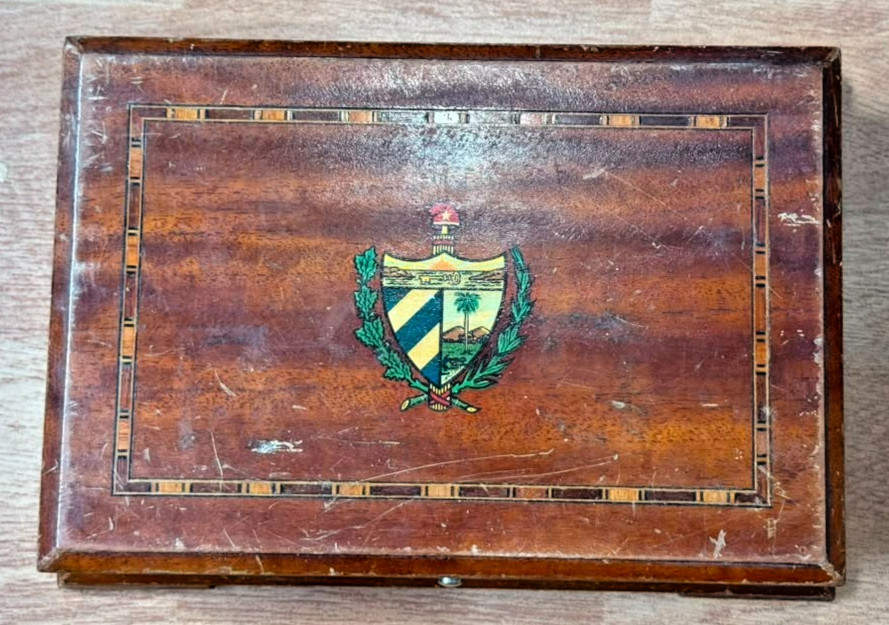 RAREST VINTAGE CIGAR HUMIDOR Wooden REPUBLIC IN ARMS SHIELD 1920s EMPTY MACHADO RAREST VINTAGE CIGAR HUMIDOR Wooden REPUBLIC IN ARMS SHIELD 1920s EMPTY MACHADO