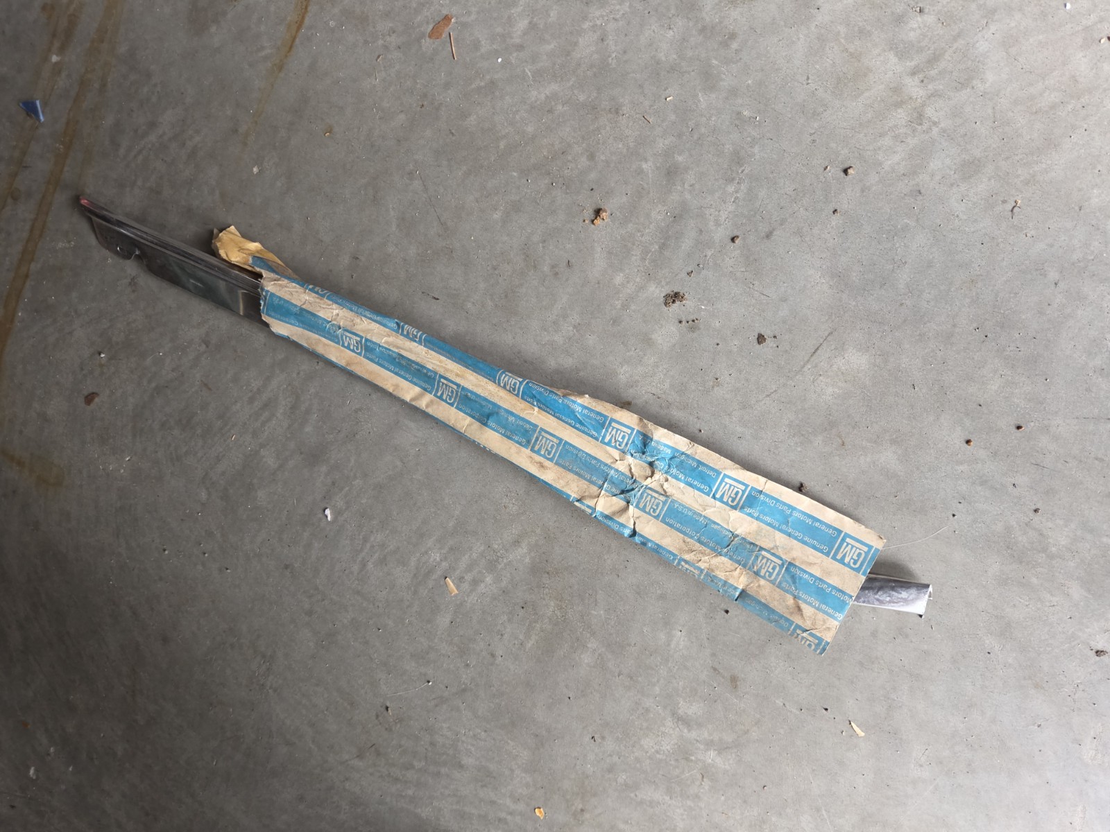 NOS GM 20095971 Moulding NOS GM 20095971 Moulding