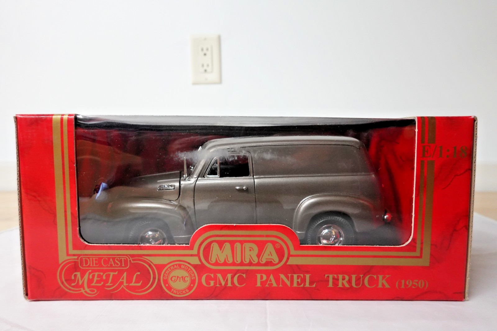 Mira 6213 Gray 1950 GMC Panel Van  Golden Line Collection  1:18