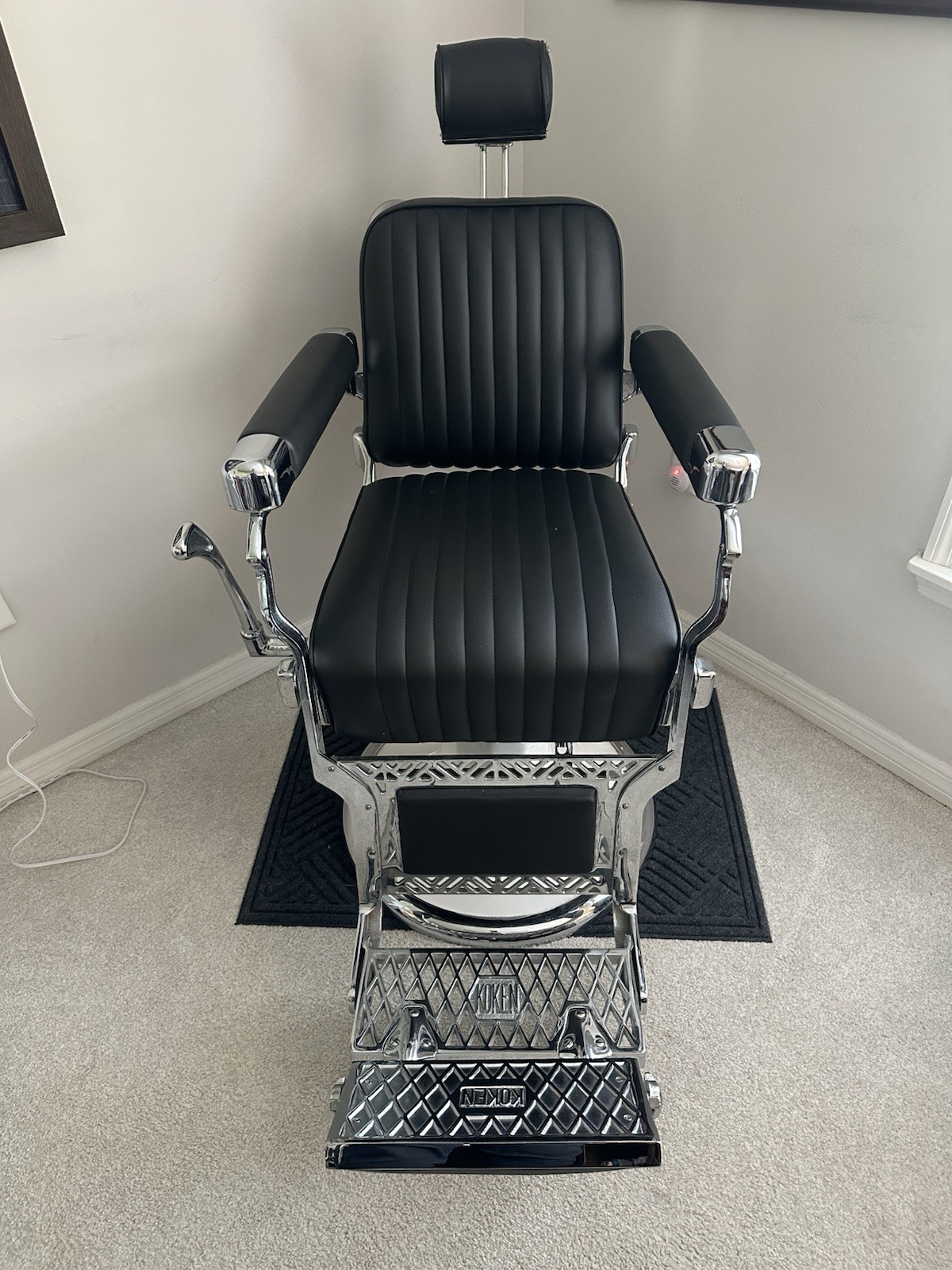 1940’s Vintage Koken Barber Chair. Fully functional.