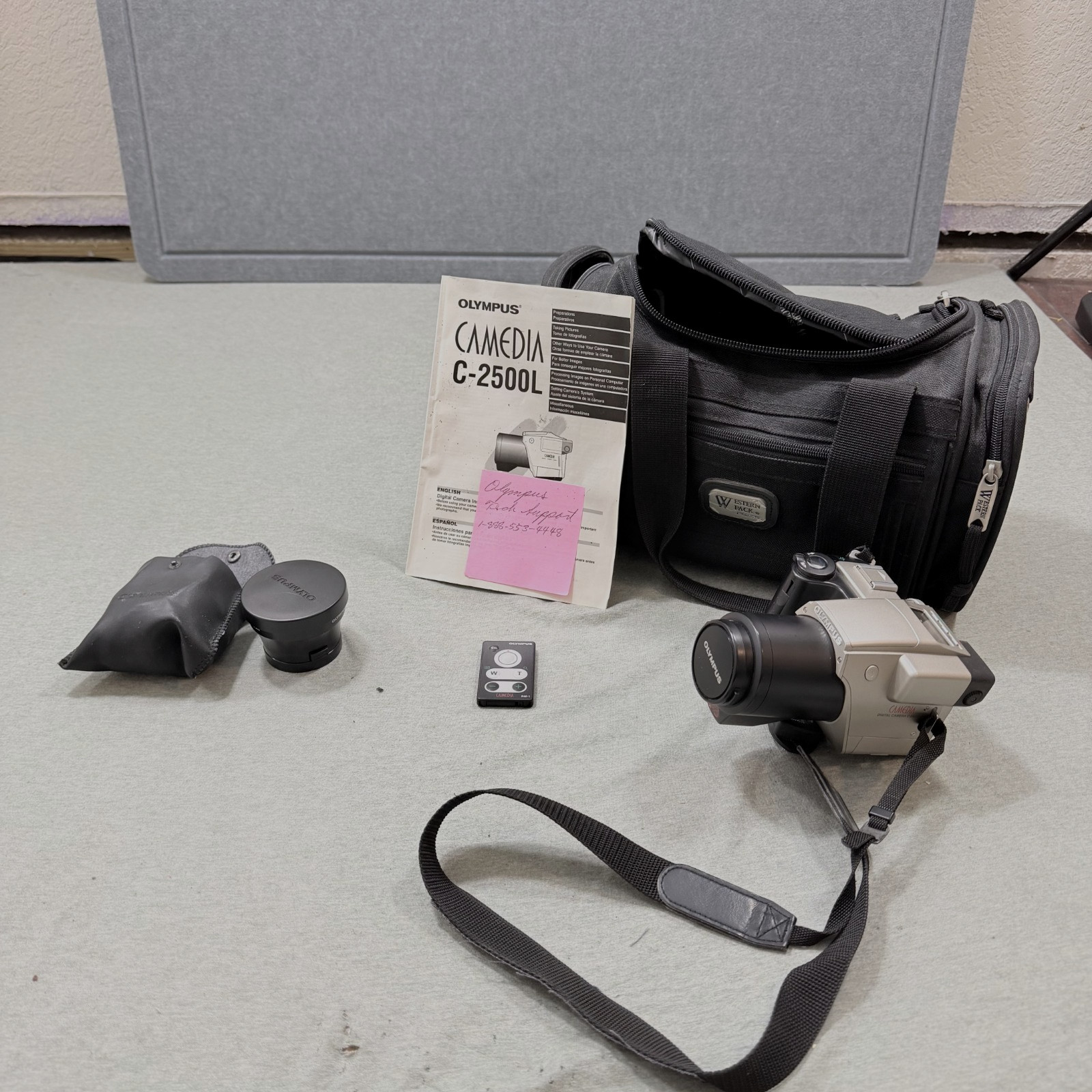C-2500L Olympus Camedia Digital Camera With Carrying Case Bag And Accessories