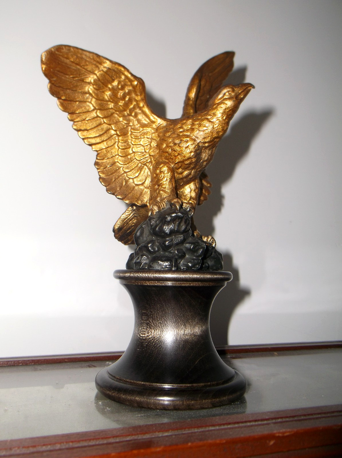 A RARE ANTIQUE METAL AMERICAN EAGLE FLAG POLE TOPPER ON CIRCULAR WOODEN BASE A RARE ANTIQUE METAL AMERICAN EAGLE FLAG POLE TOPPER ON CIRCULAR WOODEN BASE