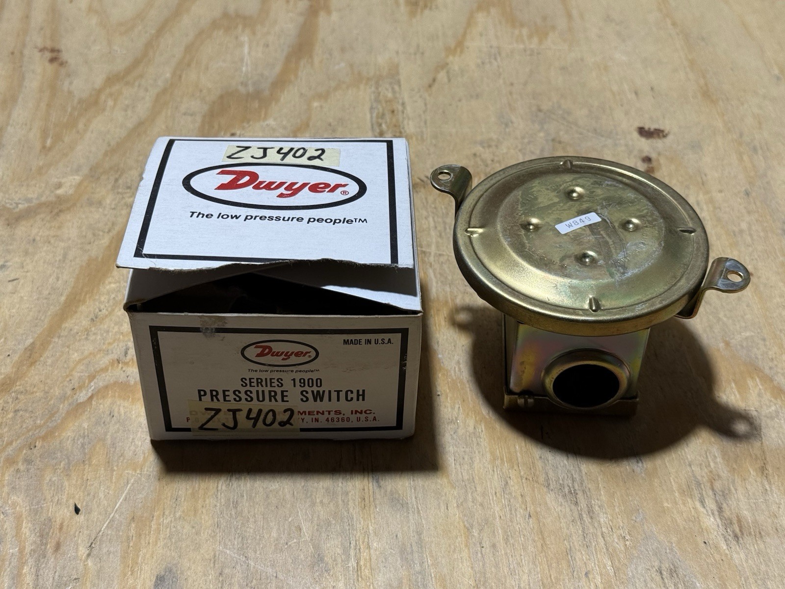 Dwyer Instruments Series 1900 Compact Low Differential Pressure Switch 1910-5 Dwyer Instruments Series 1900 Compact Low Differential Pressure Switch 1910-5