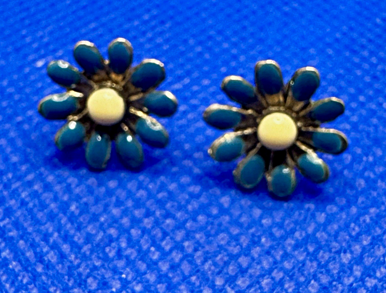 Vintage 60s Daisy Flower Power pierced earrings Vintage 60s Daisy Flower Power pierced earrings
