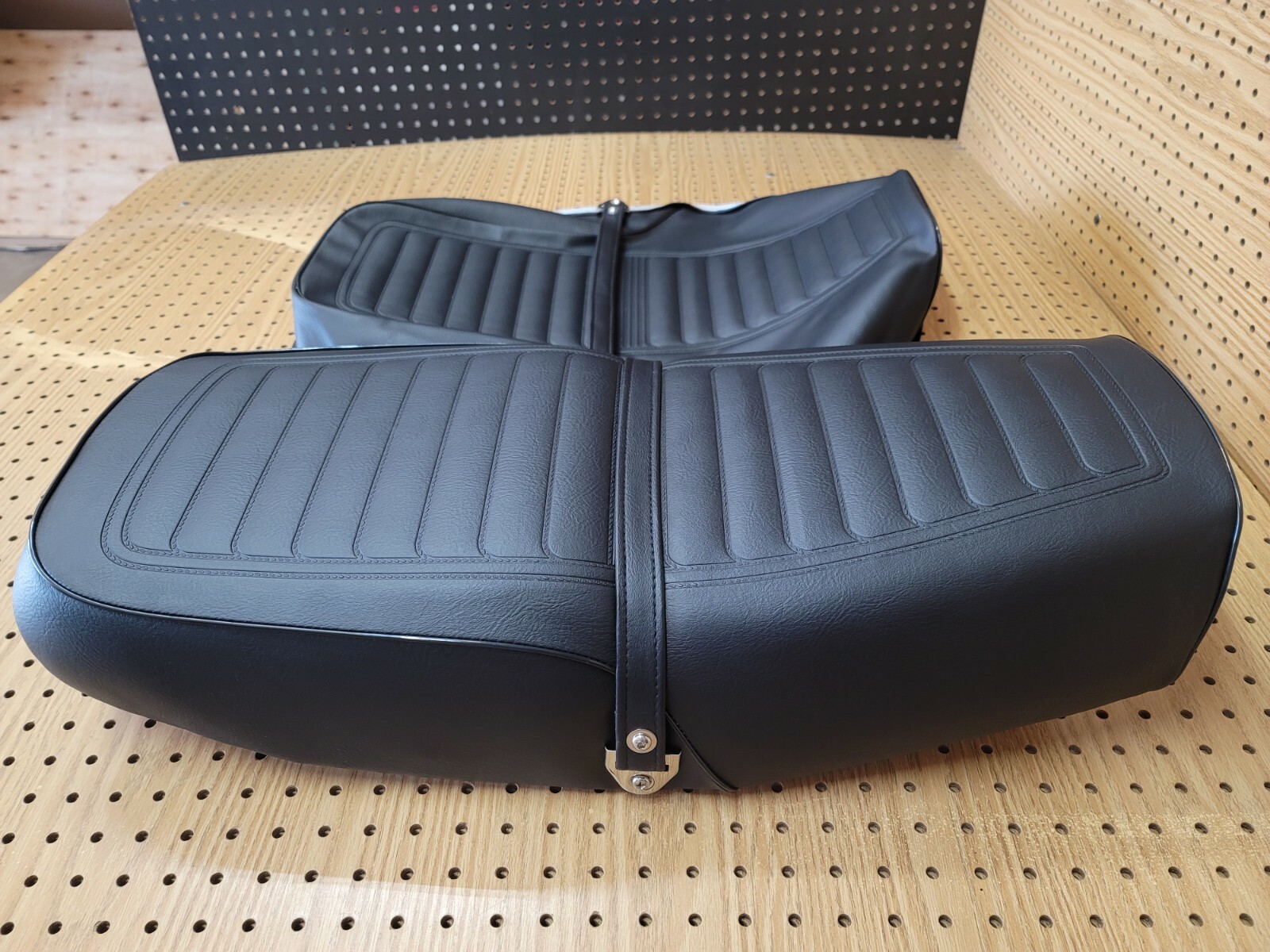 KAWASAKI KZ650 B1-B3 C1-C3 F1 SEAT COVER 1977-1980 MODEL + STRAP (K**41) KAWASAKI KZ650 B1-B3 C1-C3 F1 SEAT COVER 1977-1980 MODEL + STRAP (K**41)