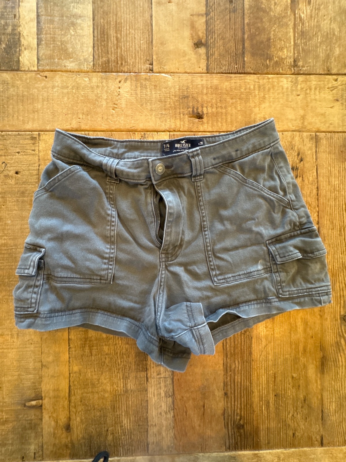 Hollister women\'s shorts 7 6 28 ultra high-rise Mom short 3 inch cargo pockets Hollister women\'s shorts 7 6 28 ultra high-rise Mom short 3 inch cargo pockets