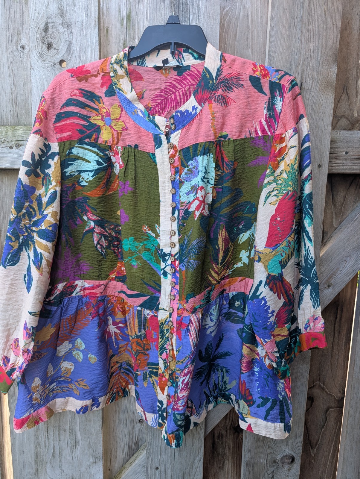 John Mark tropical pattern blouse w/ unique buttons, NWOT. 3X   Very Unique