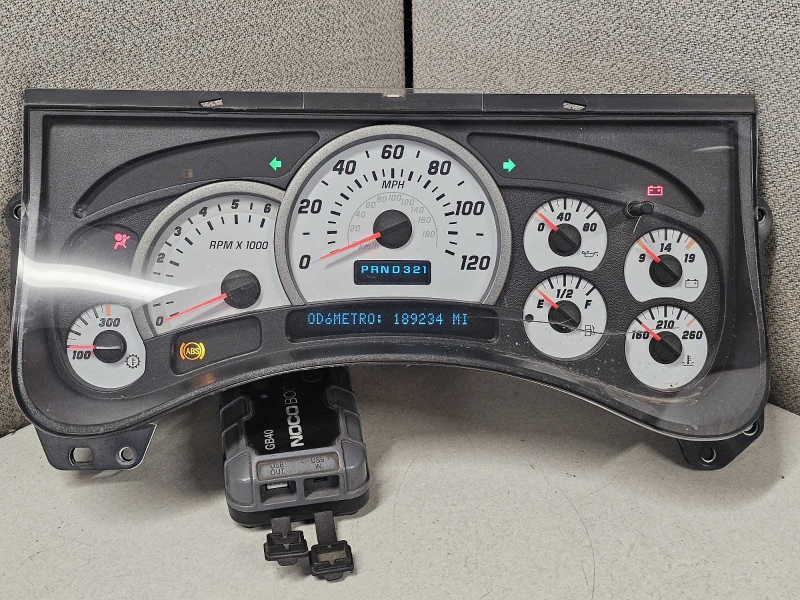 *NEEDS REPAIR* 2003 Hummer H2 Speedometer Instrument Gauge Cluster 15179500 *NEEDS REPAIR* 2003 Hummer H2 Speedometer Instrument Gauge Cluster 15179500