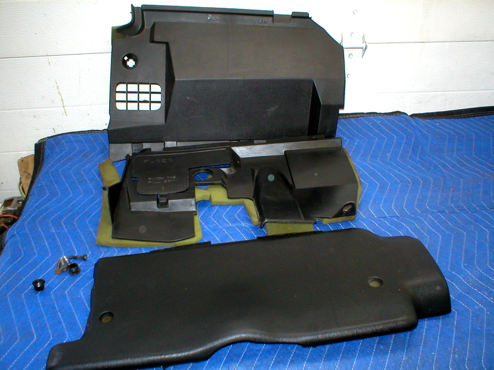 1990-92 CAMARO L&R SIDE SET UNDER DASH TRIM KNEE PAD BOLSTER HUSH PANEL GM LEFT