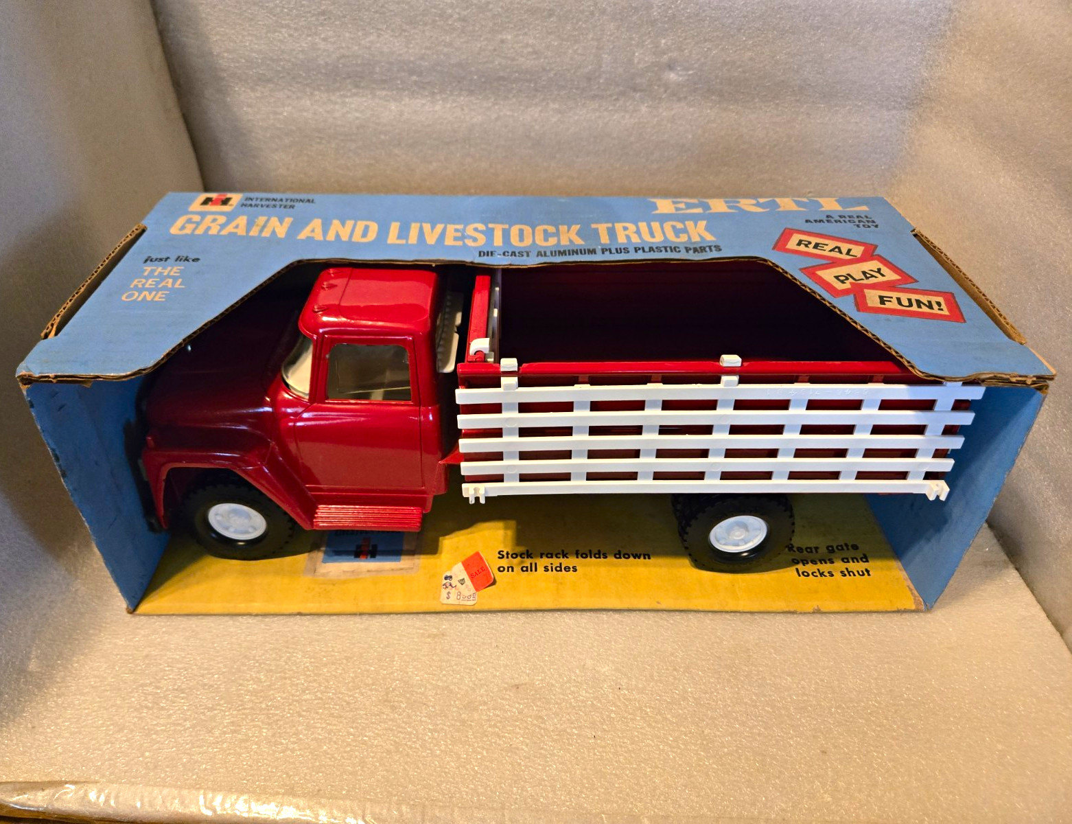 Ertl International Harvester Grain & Livestock Truck Die-Cast w/ Box #6846 Ertl International Harvester Grain & Livestock Truck Die-Cast w/ Box #6846