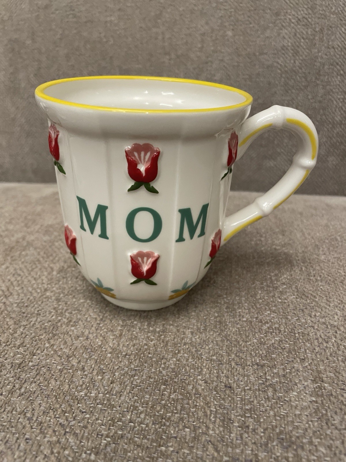 ANTHROPOLIGIE FLOWER DESIGN “MOM” MUG NWOT ANTHROPOLIGIE FLOWER DESIGN “MOM” MUG NWOT