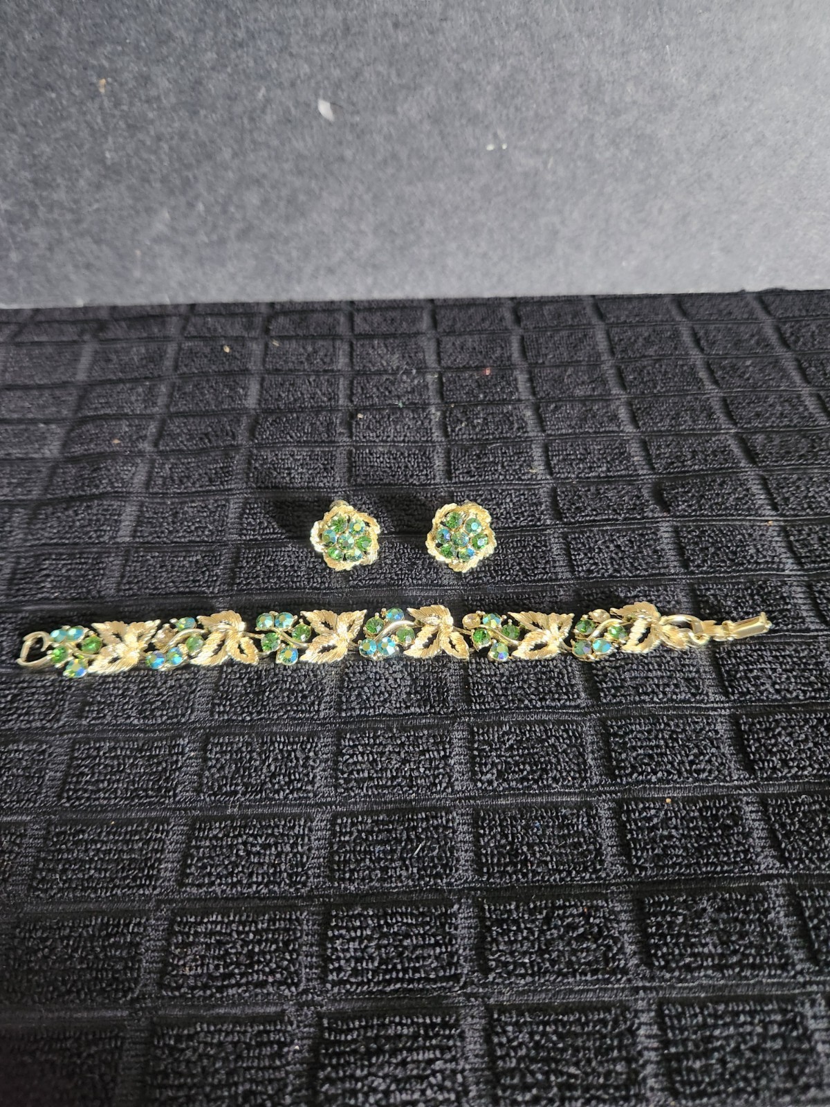 Vintage Signed LISNER Green Rhinestone Leaf Demi Parure Bracelet Earrings Set Vintage Signed LISNER Green Rhinestone Leaf Demi Parure Bracelet Earrings Set