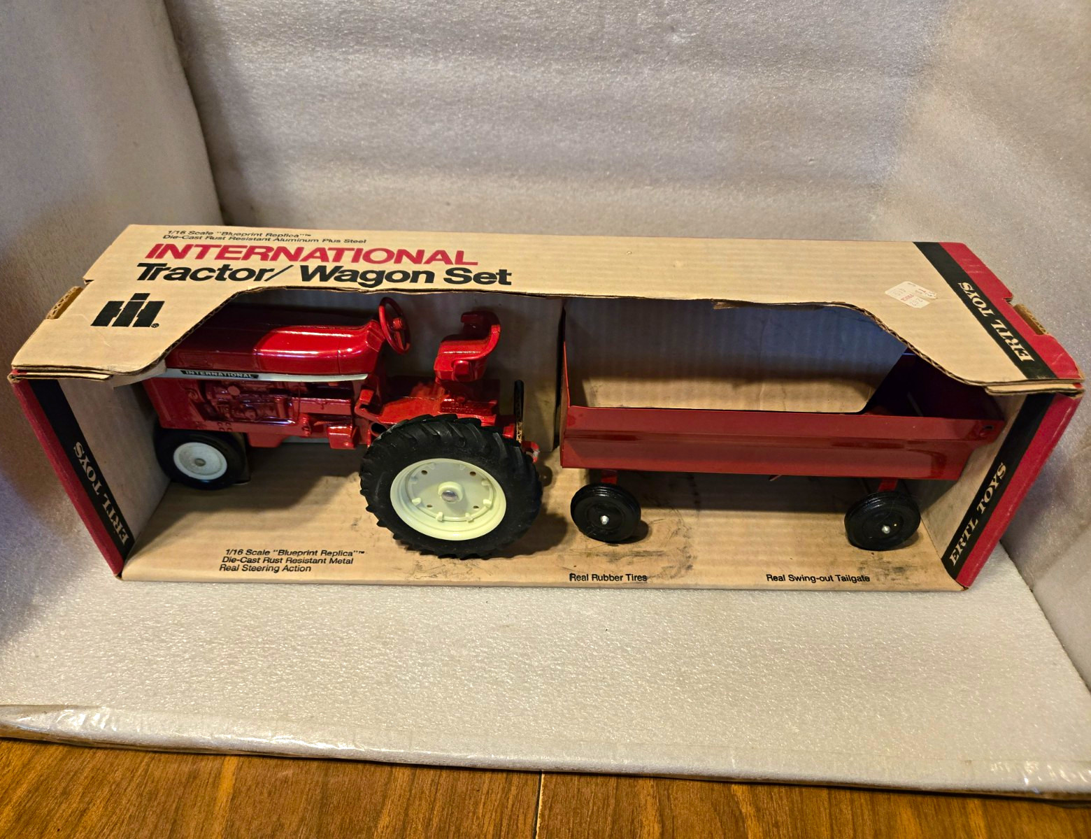 Ertl International Harvester Tractor Wagon Set 1:16 Diecast MPN 5011 Unopened Ertl International Harvester Tractor Wagon Set 1:16 Diecast MPN 5011 Unopened