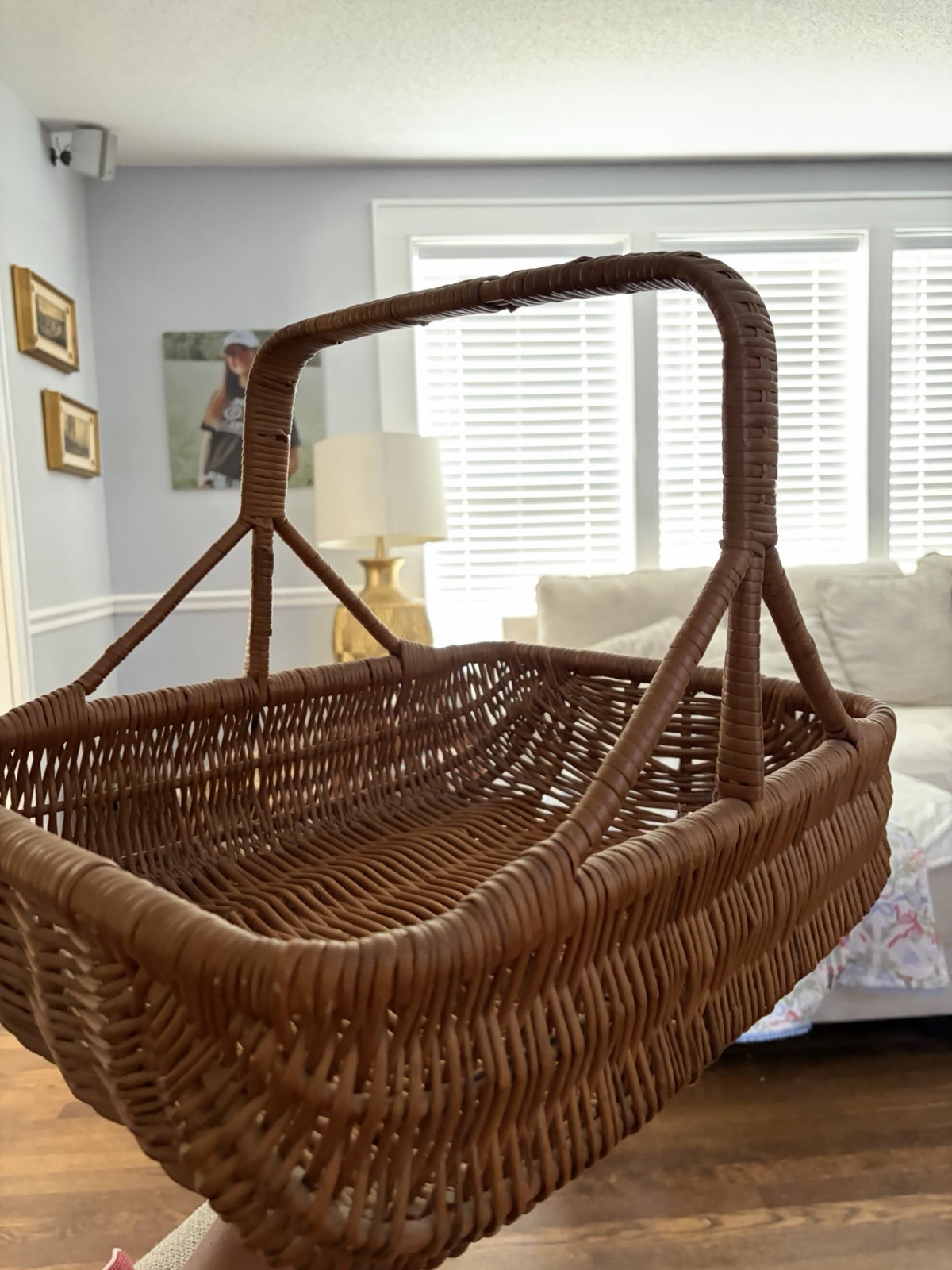 Vintage 19.5 x14 distinctive woven design and structured handle support Vintage 19.5 x14 distinctive woven design and structured handle support
