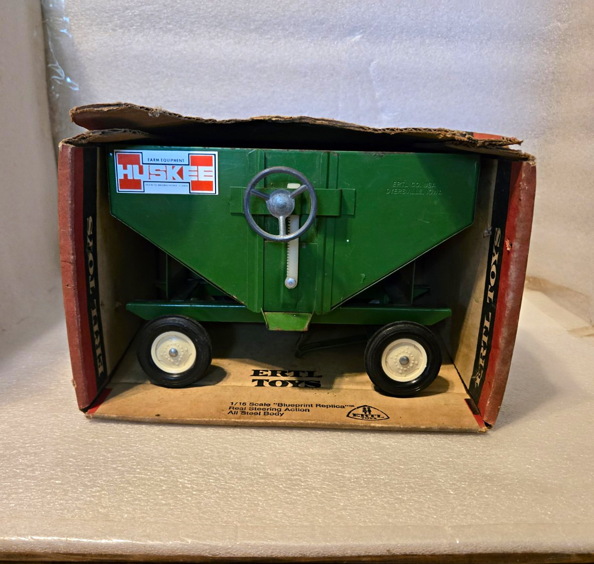 Ertl Huskee Gravity Feed Wagon 1:16 Pressed Steel Green w/ Box Ages 17+