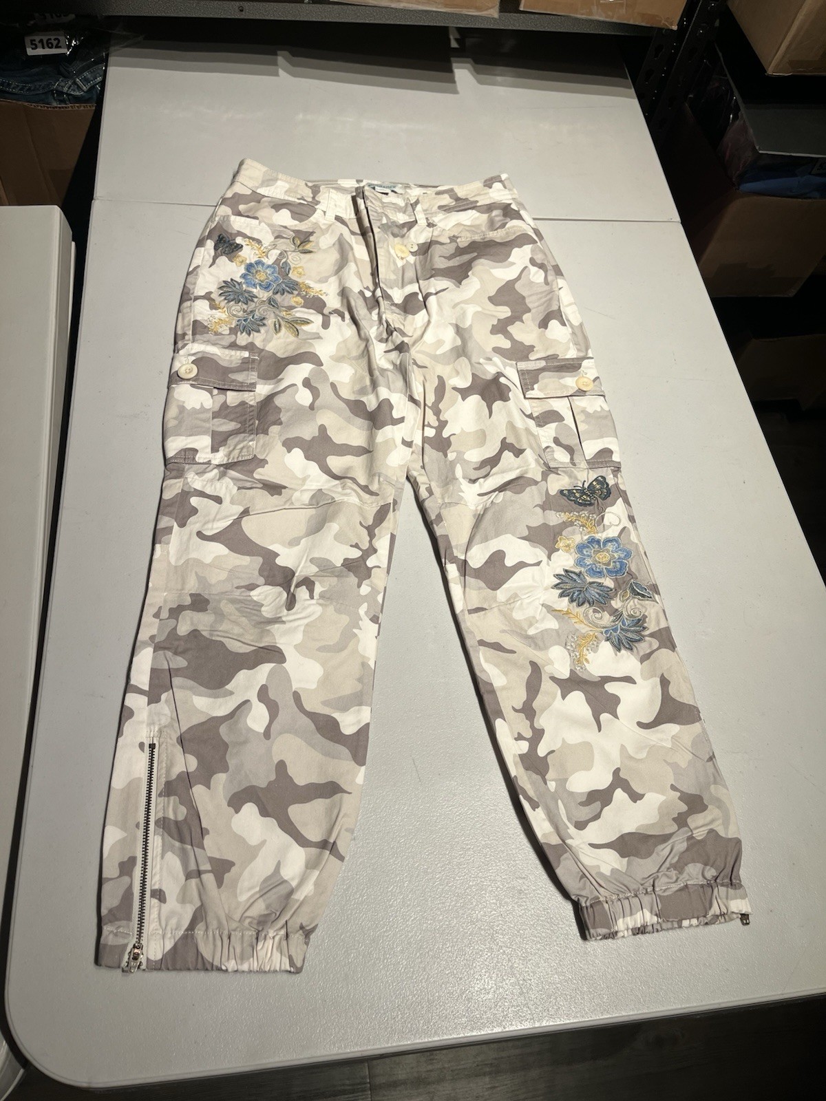 New Sundance Catalog Joggers Women’s 4 Khaki Floral Embroidered Vivant Camo Pant New Sundance Catalog Joggers Women’s 4 Khaki Floral Embroidered Vivant Camo Pant