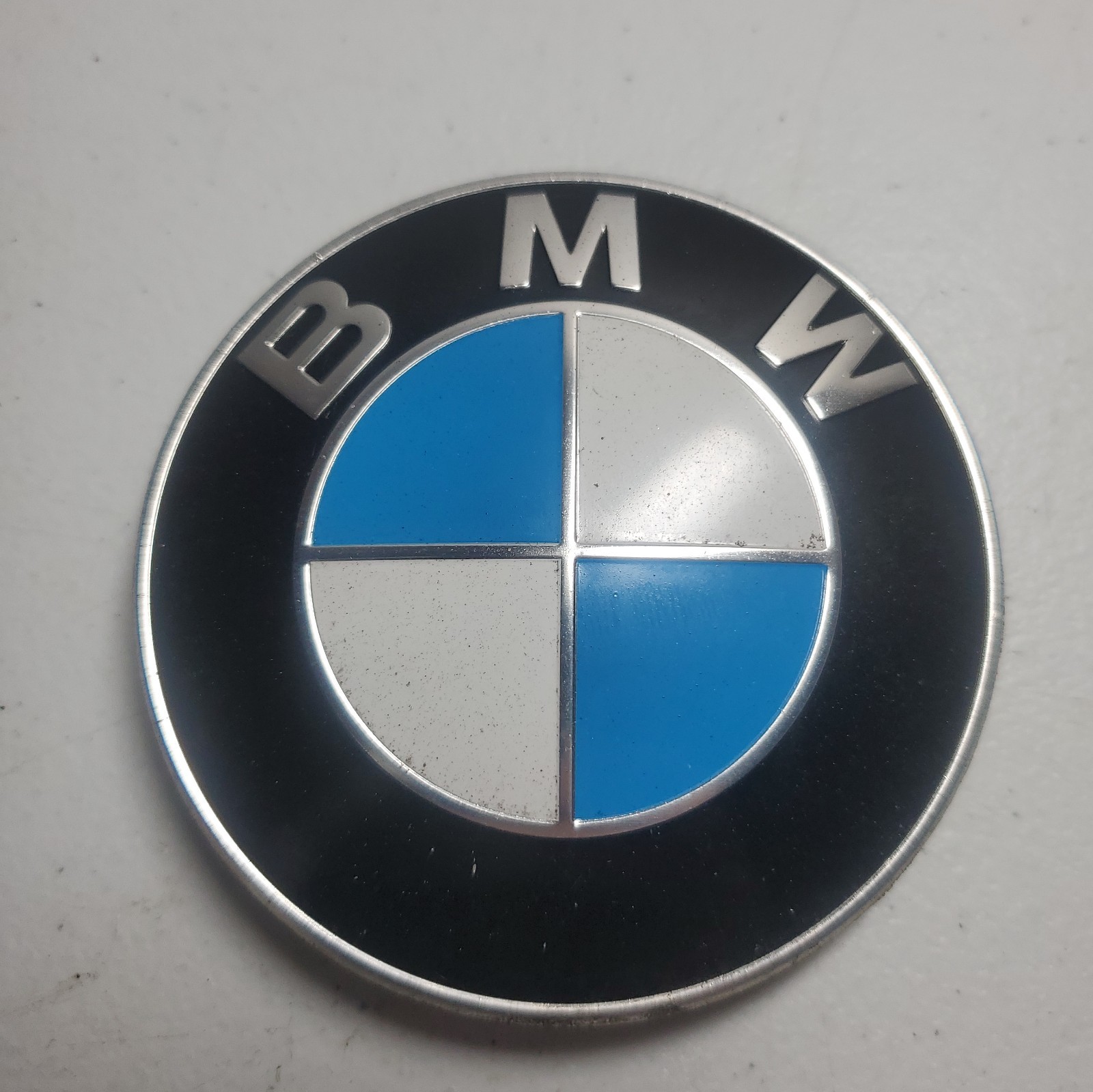 BMW HOOD EMBLEM LOGO ROUNDEL SYMBOL 1 3 5 7 SERIES 51148132375 OEM 82 mm