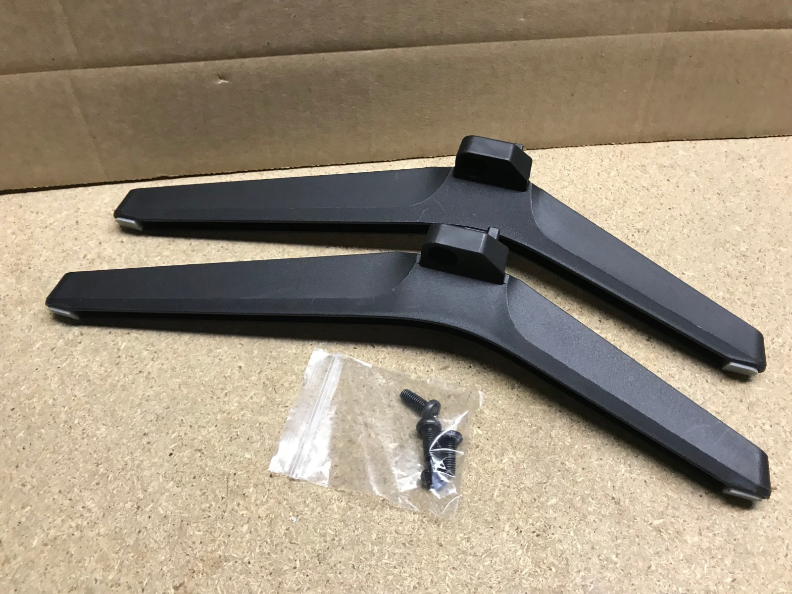 Hisense 58R6E5 / 50R6E5 RSAG8.078.7346 OEM Stand / Feet w Screws ( 1 Pair ) Hisense 58R6E5 / 50R6E5 RSAG8.078.7346 OEM Stand / Feet w Screws ( 1 Pair )