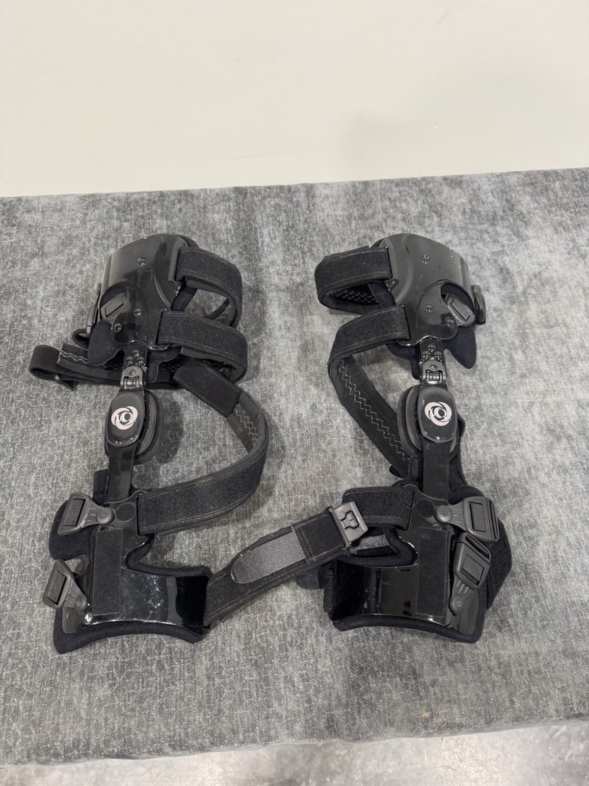 *VQ ORTHOCARE OActive Left Knee Standard Length Left & Right Knee Braces
