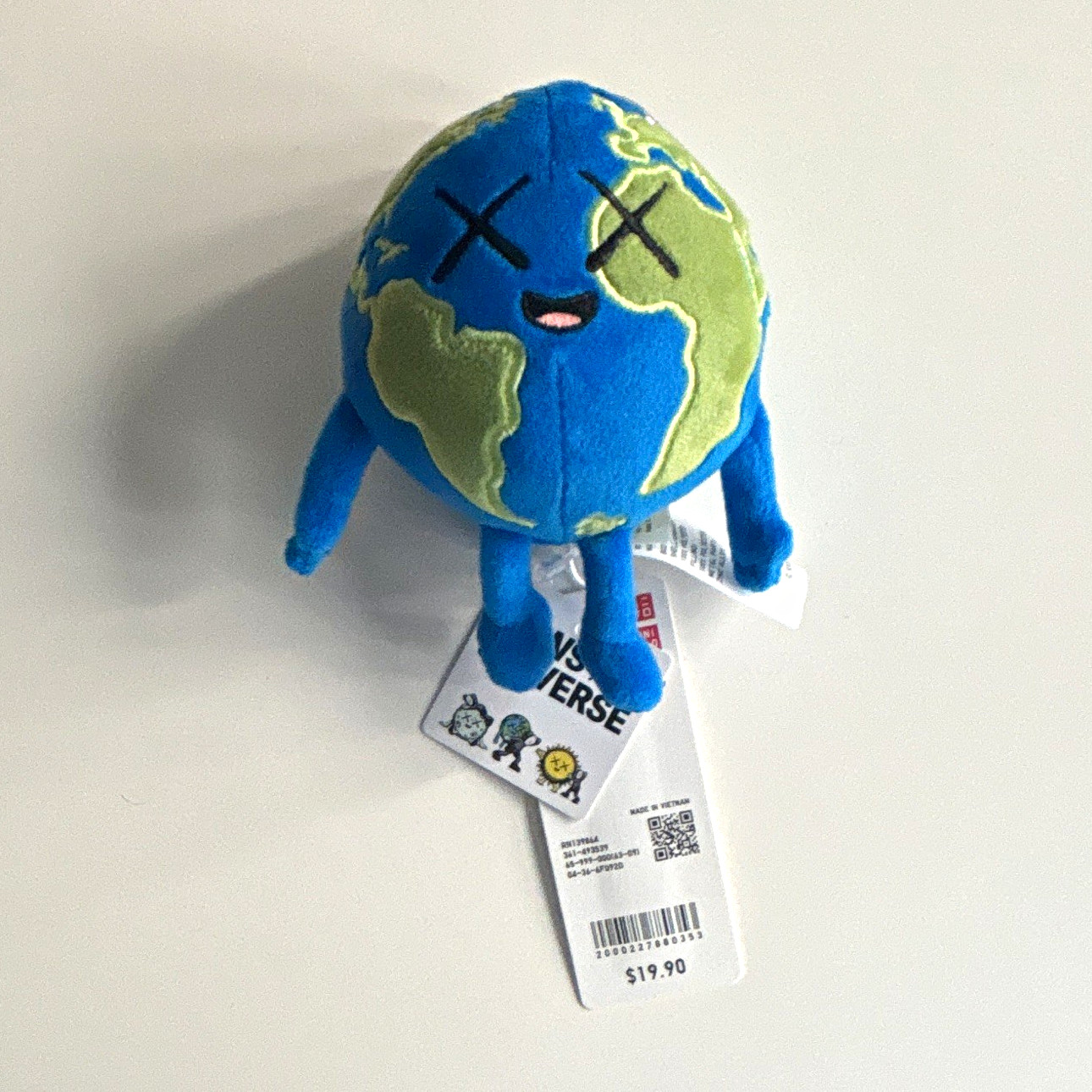 Uniqlo x Kaws Universe earth charm Uniqlo x Kaws Universe earth charm