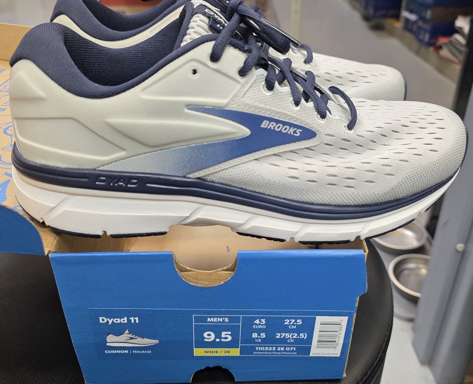 Brooks Dyad 11 Mens 9.5 2E (WIDE) 071 LIGHT GREY NAVY Brooks Dyad 11 Mens 9.5 2E (WIDE) 071 LIGHT GREY NAVY