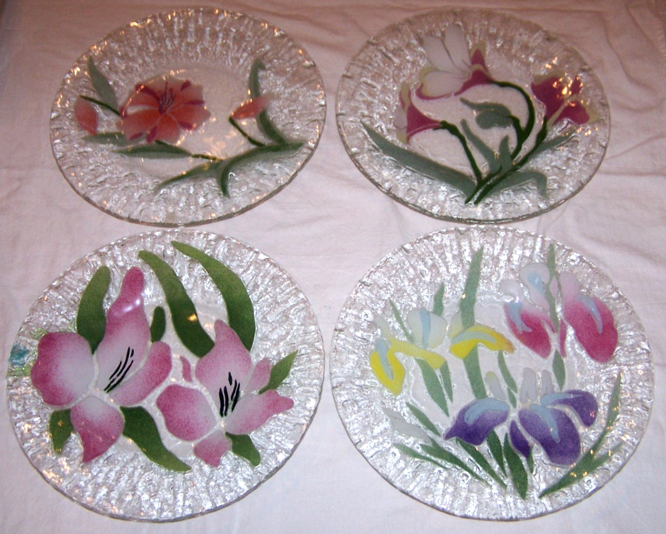 4 Gorgeously Crafted Sydenstricker 8.5 Inch Floral Fused Salad Plates