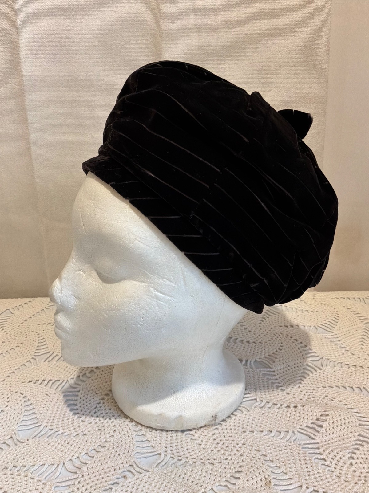 New Beautiful Original Vintage 1940 DK Brown Tam Velour Beret Cloche Hat w/Box New Beautiful Original Vintage 1940 DK Brown Tam Velour Beret Cloche Hat w/Box