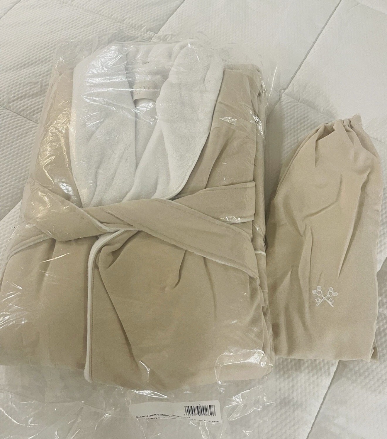 Disney Cruise Line Exc. Robe Frette CONCIERGE MICKEY CROSS KEY NIB W/ Slippers Disney Cruise Line Exc. Robe Frette CONCIERGE MICKEY CROSS KEY NIB W/ Slippers