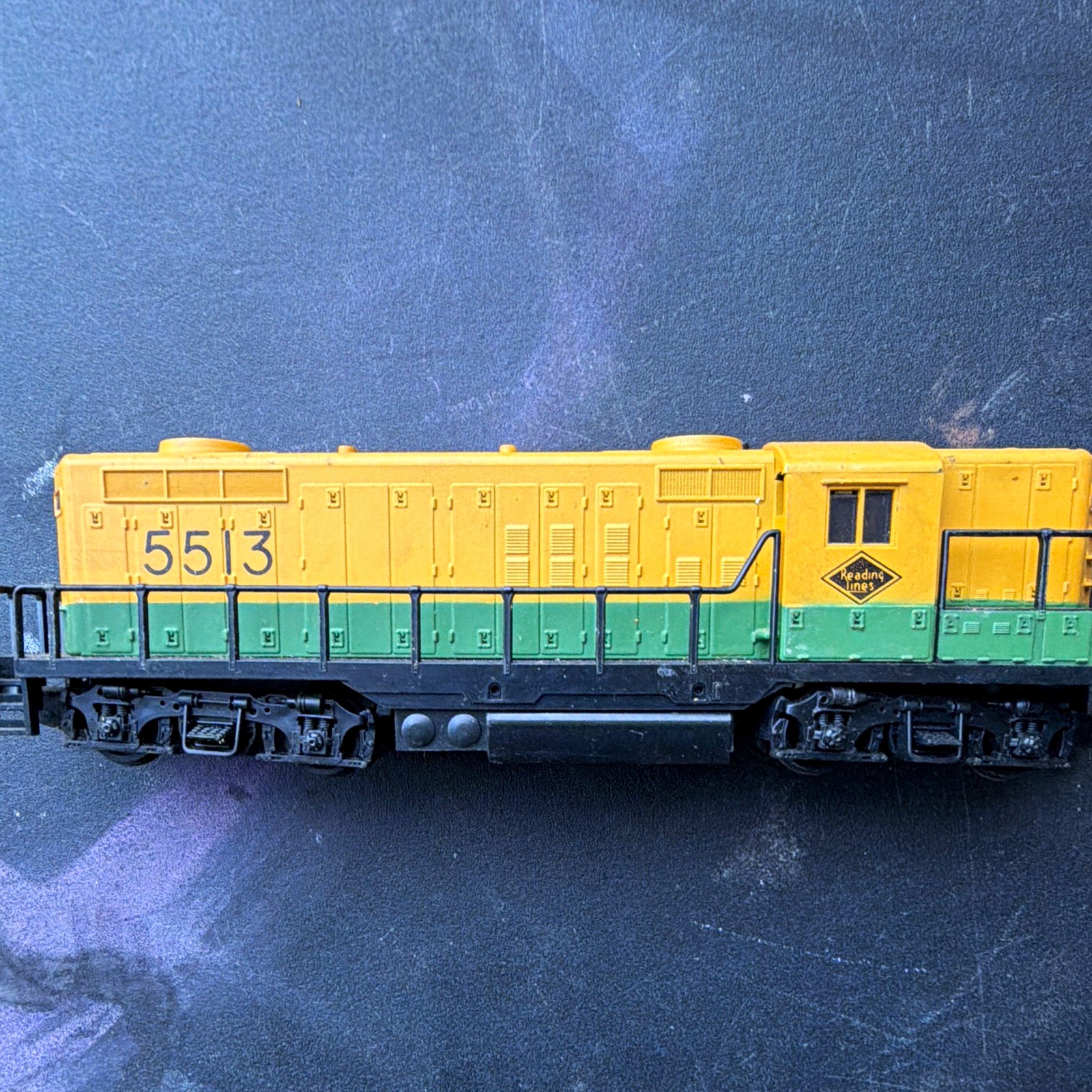 Life-Like N Reading Lines Diesel Locomotive #5513 DC Analog 2-Rail Bo-Bo 1762 Life-Like N Reading Lines Diesel Locomotive #5513 DC Analog 2-Rail Bo-Bo 1762