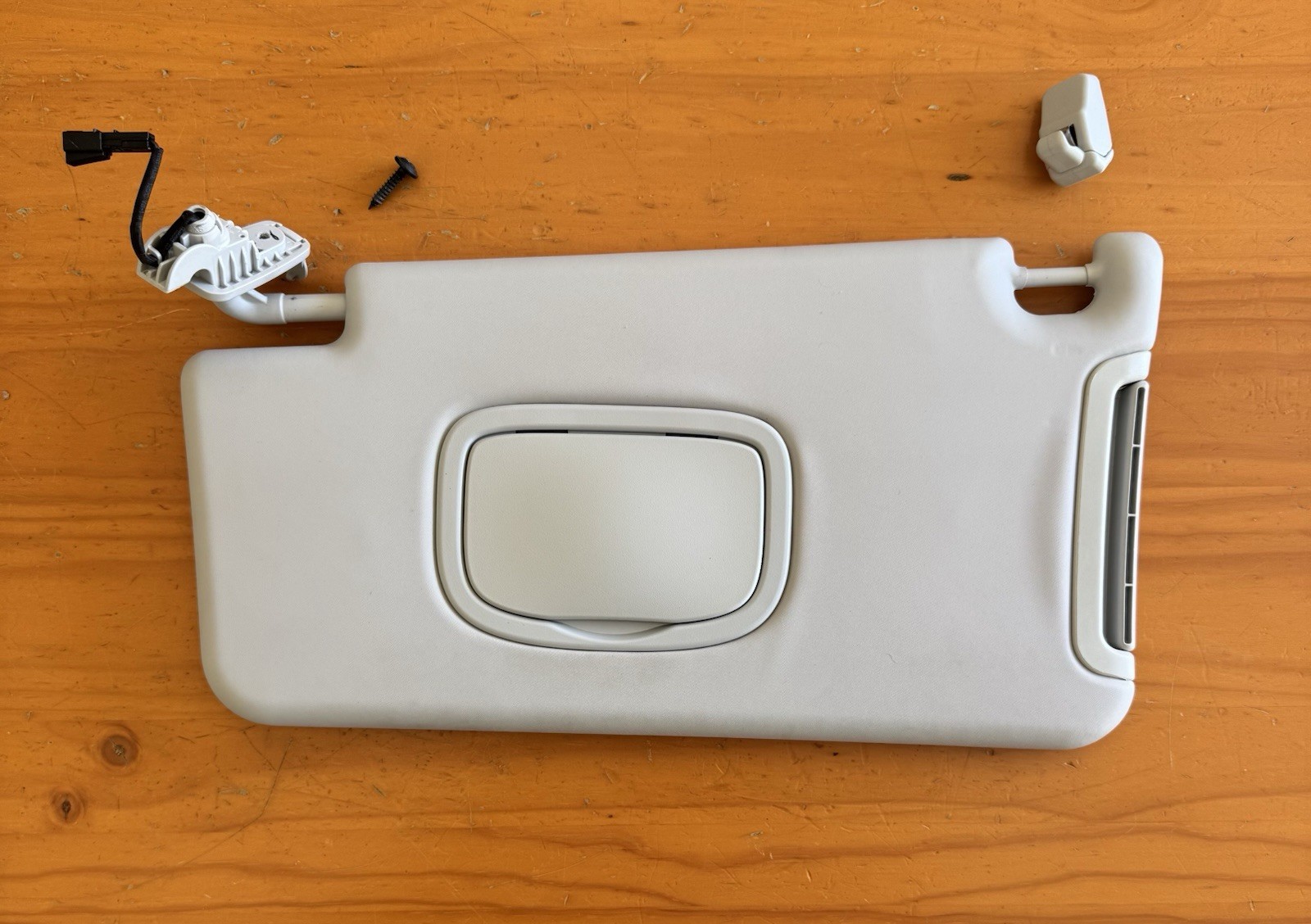 2015-2022 Jeep Renegade Sun Visor Driver Left Side Sunvisor W/Light OEM 2015-2022 Jeep Renegade Sun Visor Driver Left Side Sunvisor W/Light OEM