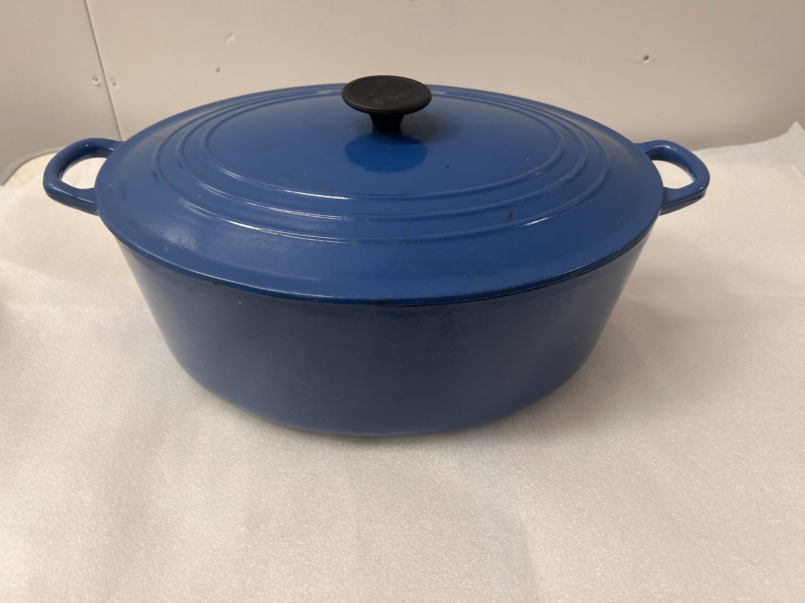Gorgeous perfect vintage Le Creuset cobalt blue oval 9.5 quart dutch oven Gorgeous perfect vintage Le Creuset cobalt blue oval 9.5 quart dutch oven