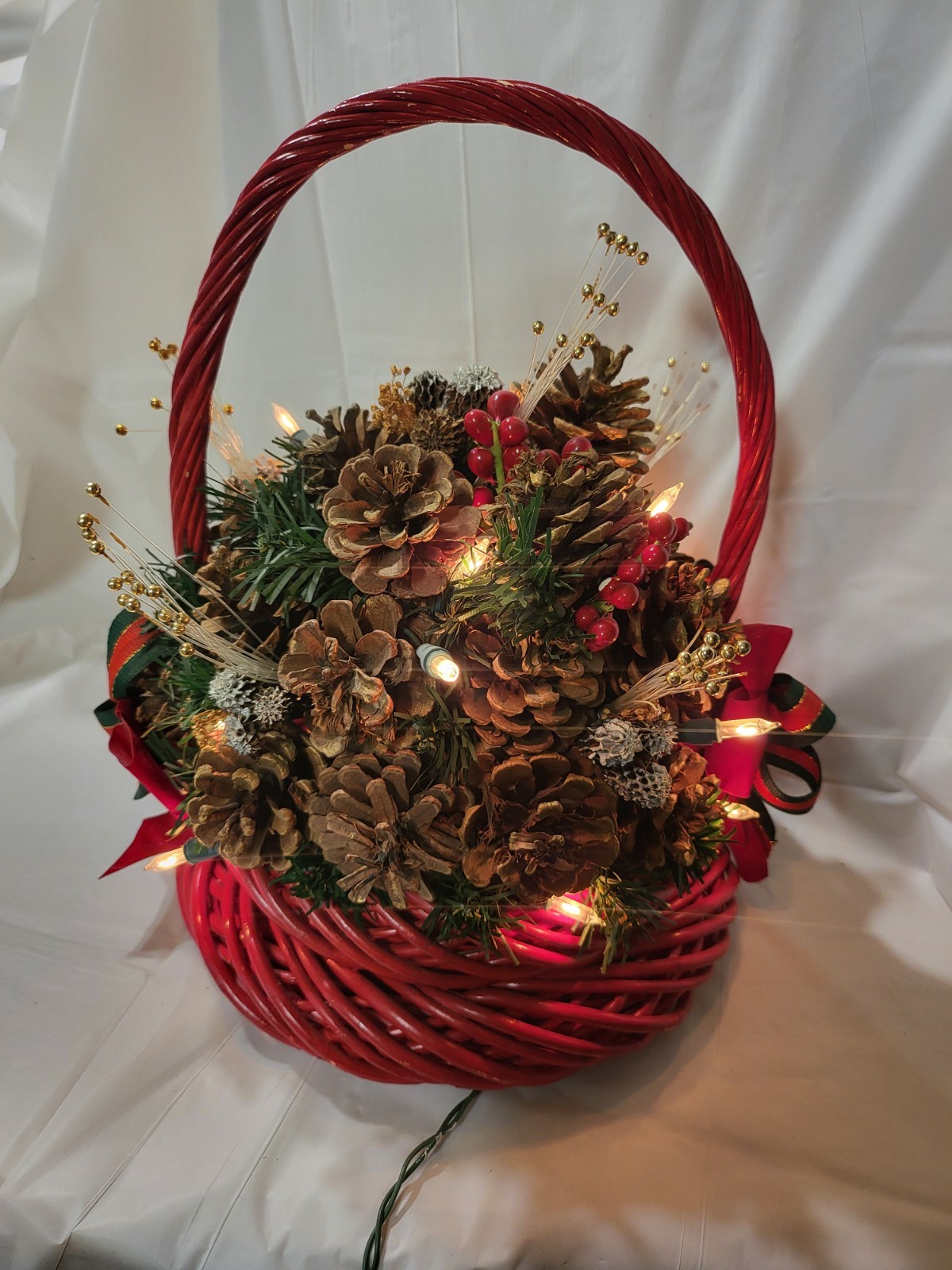 Vtg Pine Cone Lighted Red Christmas Basket Arrangement NOS Very Nice works Vtg Pine Cone Lighted Red Christmas Basket Arrangement NOS Very Nice works
