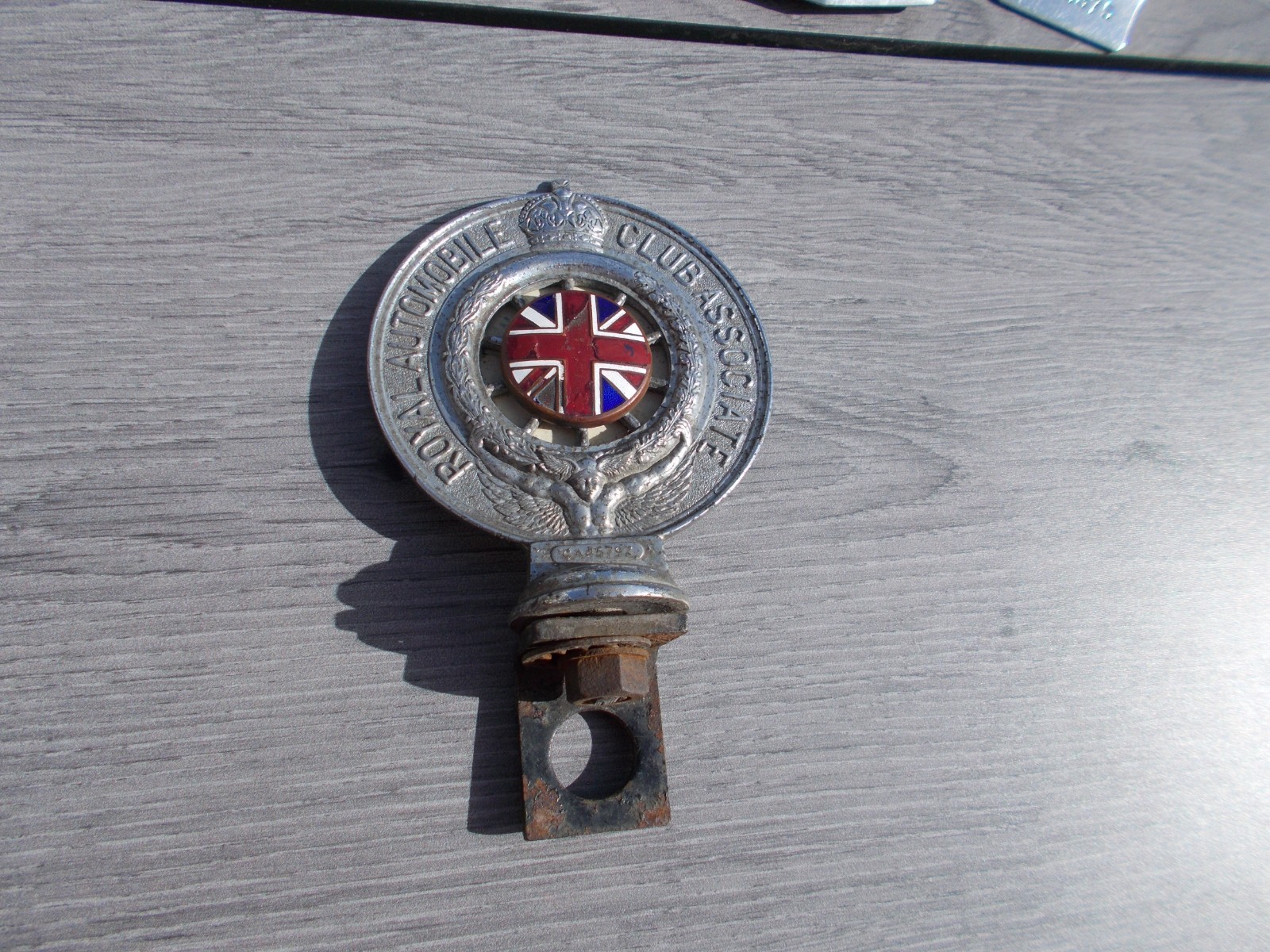 VINTAGE ROYAL AUTOMOBILE CLUB ASSOCIATE CAR BADGE UNION JACK NO CA 45797