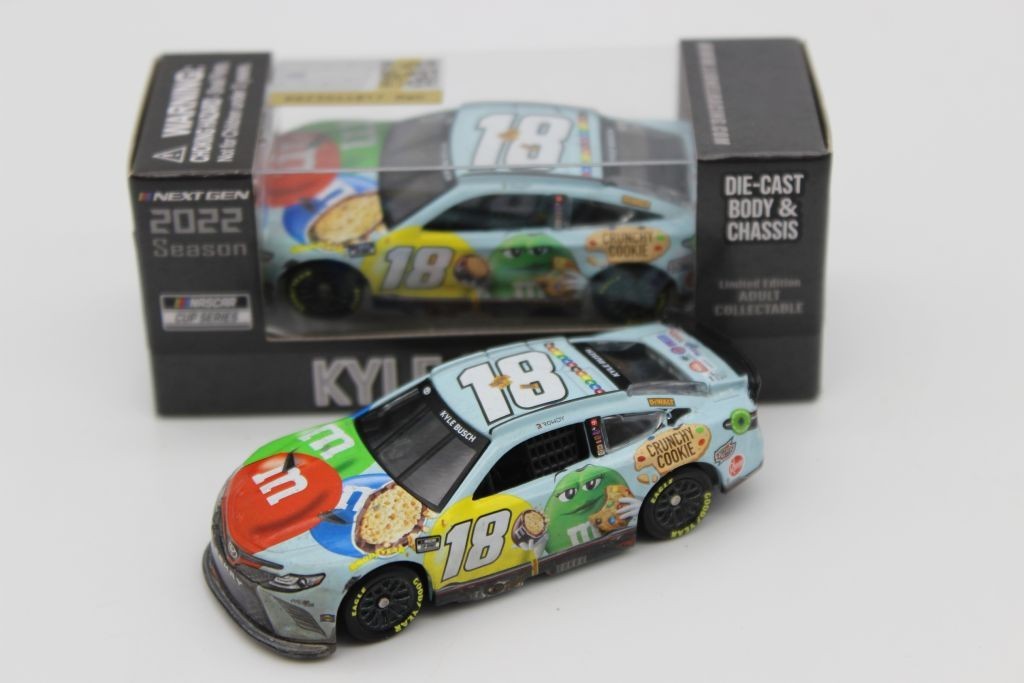 NASCAR 2022 KYLE BUSCH #18 BRISTOL DIRT RACE WIN COOKIE CRUNCH M&MS 1/64 CAR