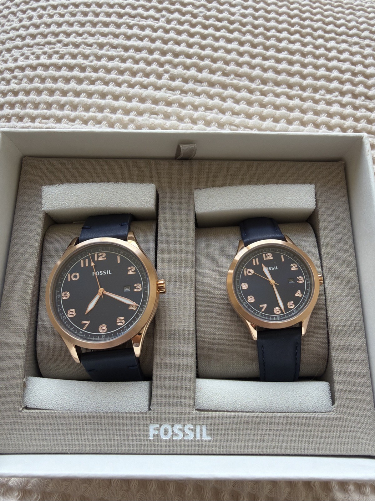 MWT Fossil BQ2470SET His and Her Wylie Three-Hand Navy Leather Watch Box Set MWT Fossil BQ2470SET His and Her Wylie Three-Hand Navy Leather Watch Box Set