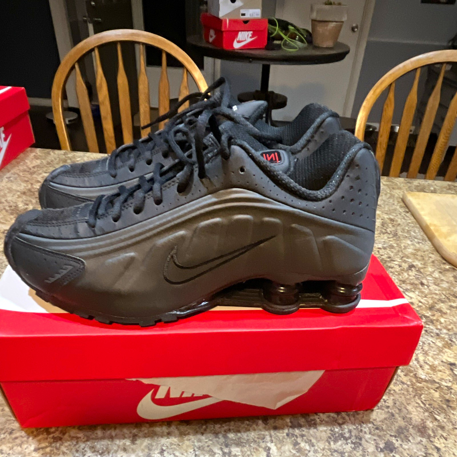 Nike Shox R4 Men’s Low Top Lace-Up Athletic Sneakers Solid Black Nike Shox R4 Men’s Low Top Lace-Up Athletic Sneakers Solid Black