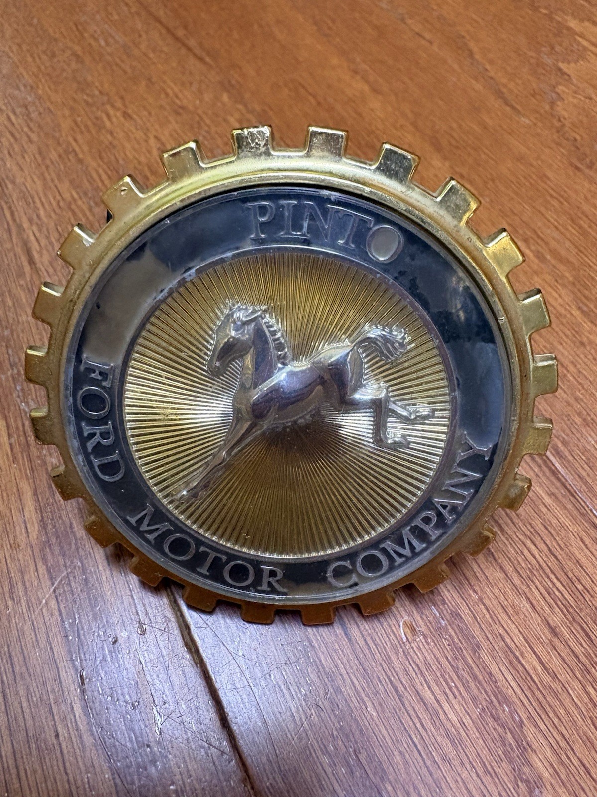 VINTAGE 1975 FORD PINTO MOTOR COMPANY GOLD D12B-8216-AA ORNAMENT GRILL EMBLEM VINTAGE 1975 FORD PINTO MOTOR COMPANY GOLD D12B-8216-AA ORNAMENT GRILL EMBLEM