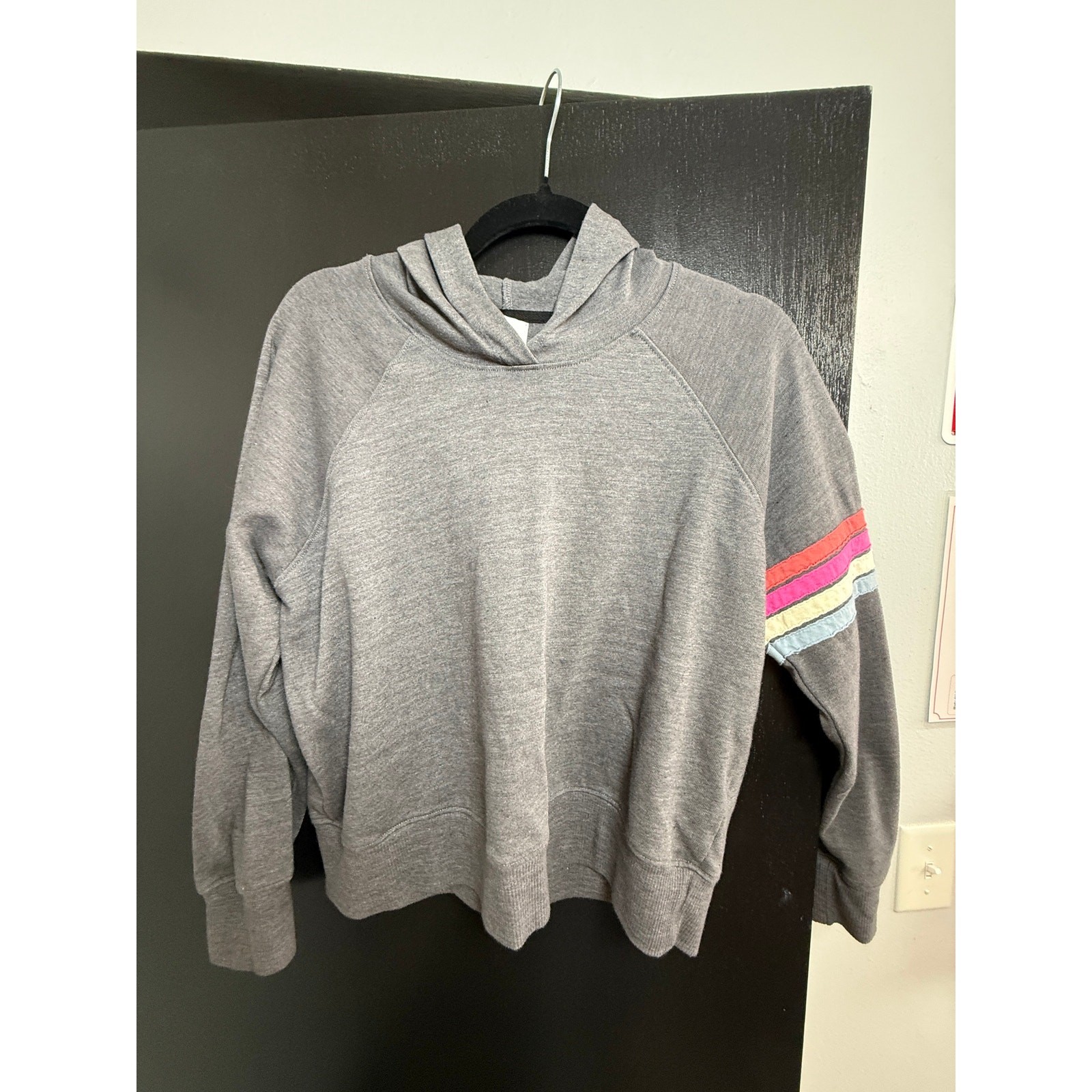 SUNDRY Women’s Size 1 Gray Hoodie Rainbow Stripe Sleeve Pullover Made in USA SUNDRY Women’s Size 1 Gray Hoodie Rainbow Stripe Sleeve Pullover Made in USA