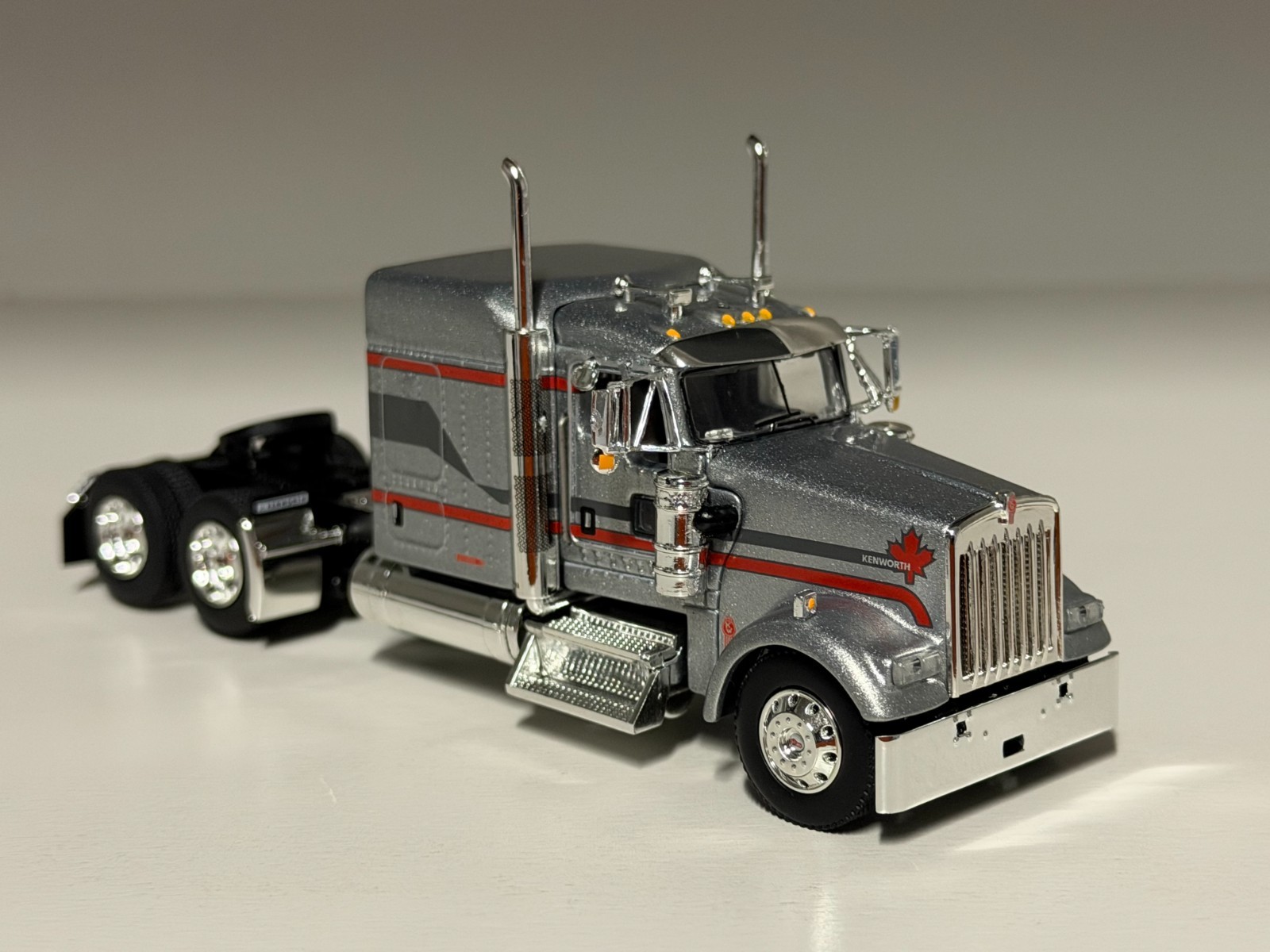 NEW DCP 1/64 SILVER KENWORTH W900L 72\ NEW DCP 1/64 SILVER KENWORTH W900L 72\